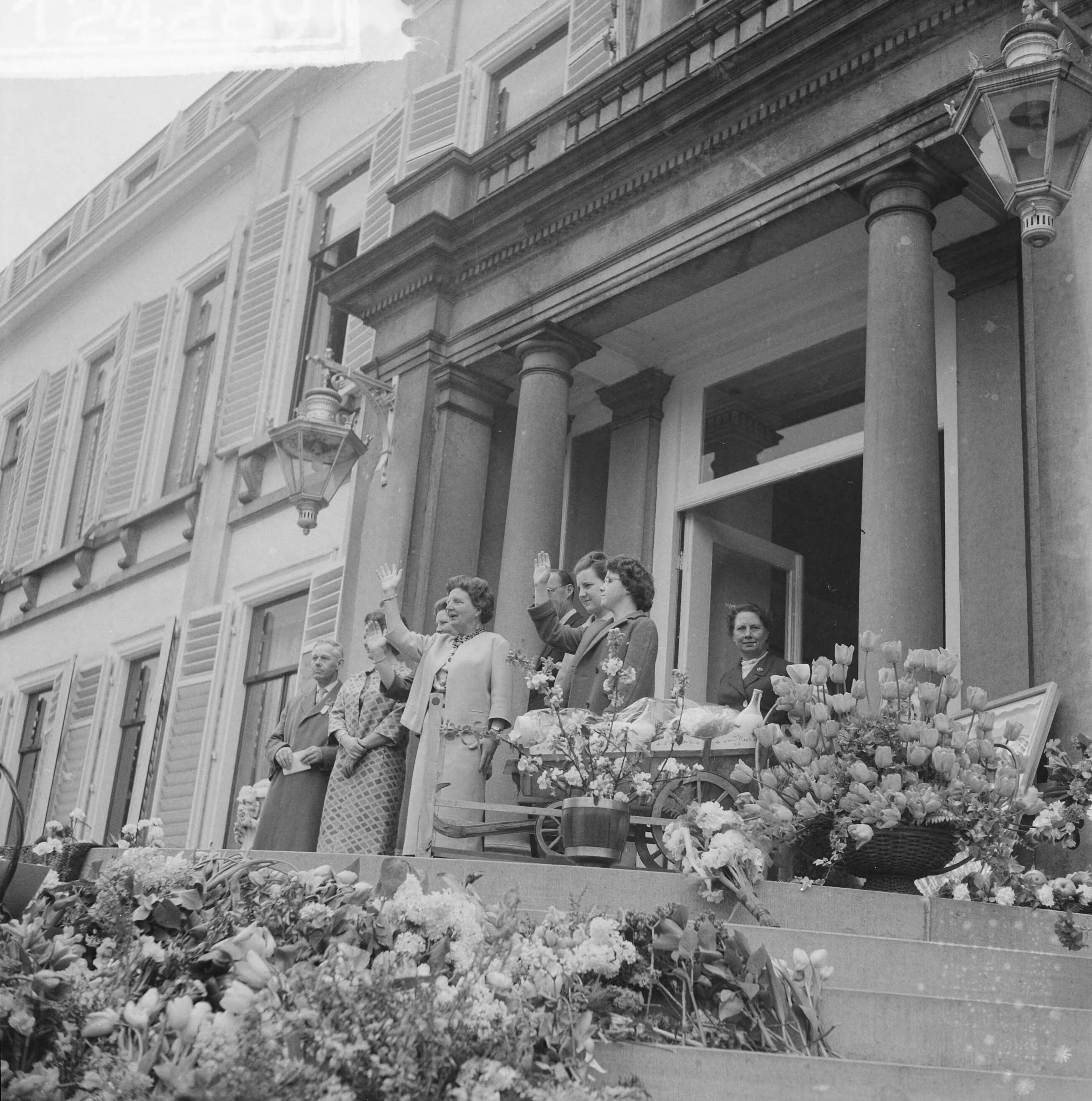 Koninginnedag 1961 — Koninginnedag 1961. Defilé op paleis Soestdijk t.g.v. verjaardag van koningin Juliana — Foto: Bilsen, Joop van / Anefo. Licentie: Set B: Rechtenvrij / Publiek Domein. Bron: Nationaal Archief. http://hdl.handle.net/10648/a9d38c16-d0b4-102d-bcf8-003048976d84