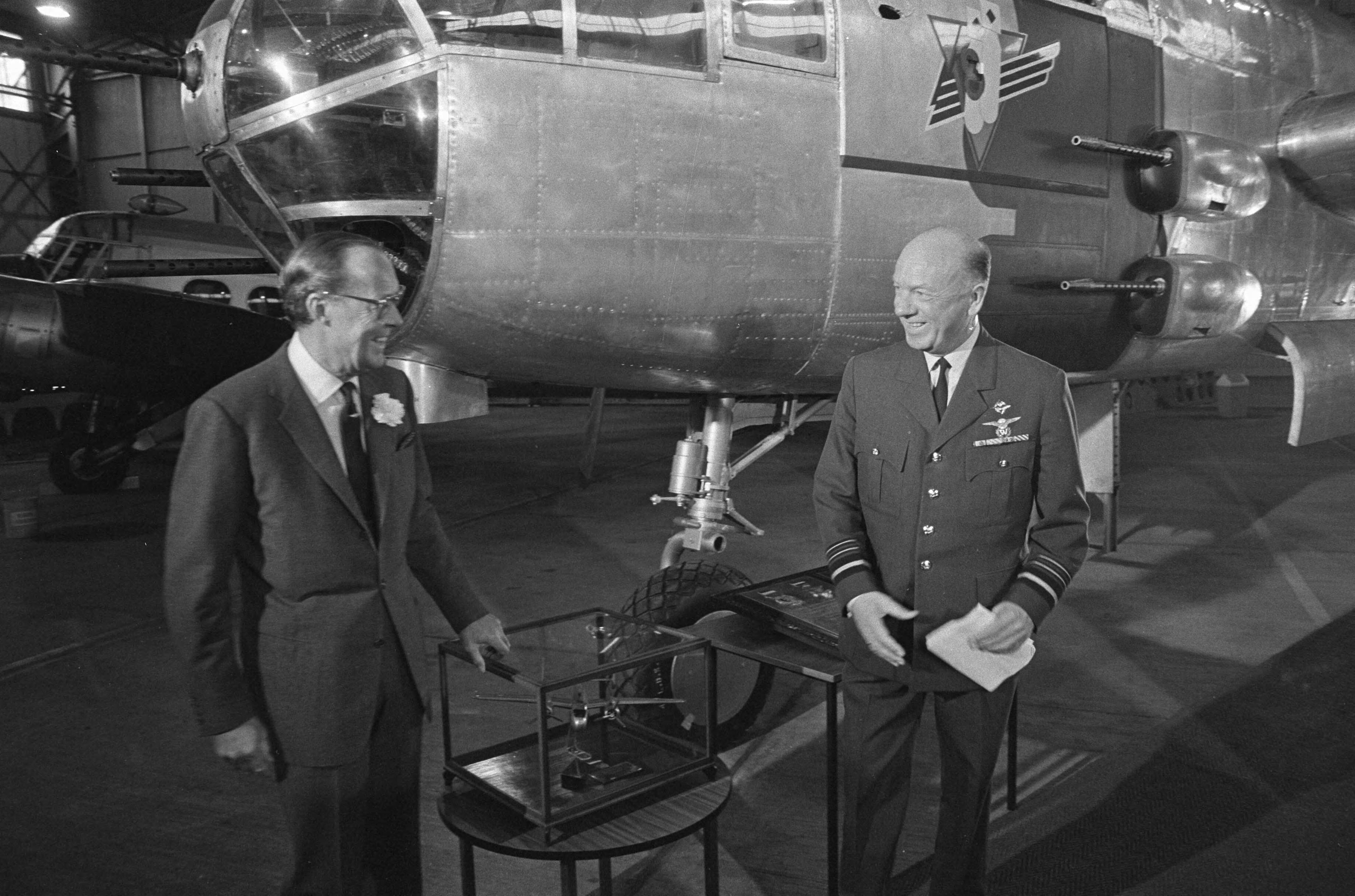 Fotocollectie Anefo — Prins Bernhard geeft B25 Mitchell bommenwerper aan luchtmachtmuseum Soesterberg — Foto: Verhoeff, Bert / Anefo. Licentie: Set B: Rechtenvrij / Publiek Domein. Bron: Nationaal Archief. http://hdl.handle.net/10648/abd43c68-d0b4-102d-bcf8-003048976d84