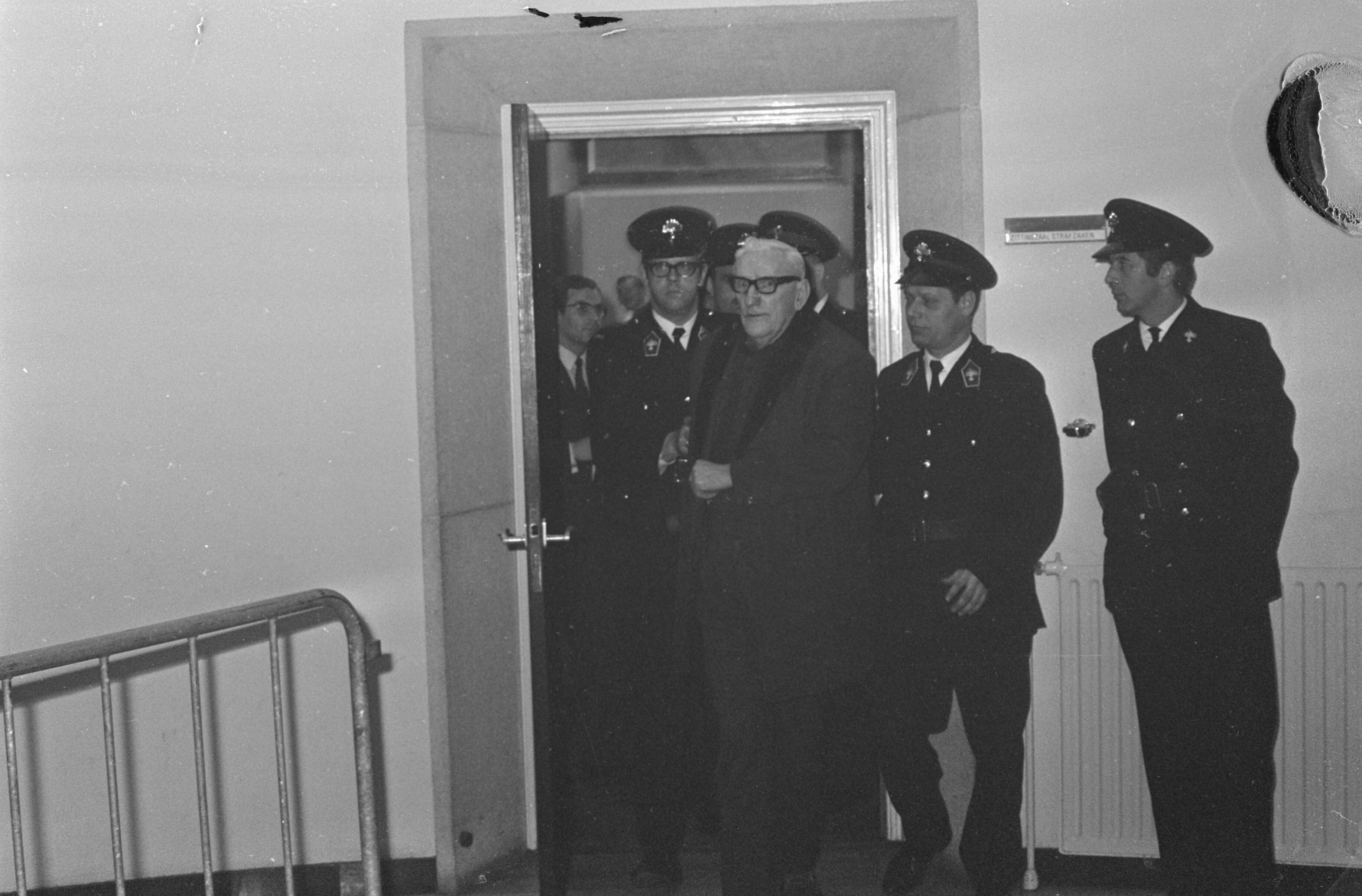 Fotocollectie Anefo — Proces Hans van Z. in Utrecht nr. 6 : Oude Nol bij verlaten van rechtszaal — Foto: Verhoeff, Bert / Anefo. Licentie: Set B: Rechtenvrij / Publiek Domein. Bron: Nationaal Archief. http://hdl.handle.net/10648/ab5f62d0-d0b4-102d-bcf8-003048976d84