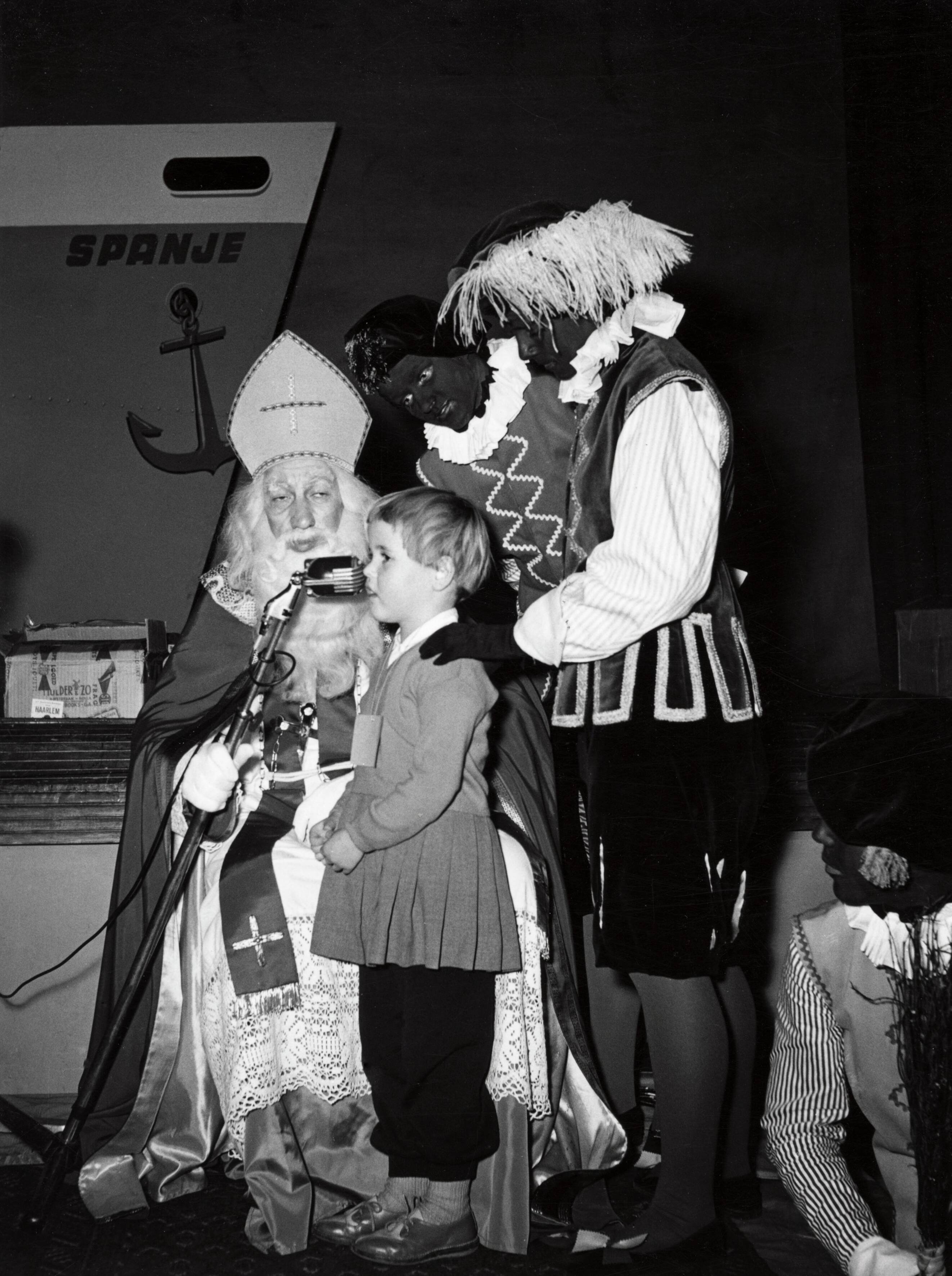 Collectie nader te bepalen — Serie: Sinterklaasfeest van N.V. De Spaarnestad [meisje bij microfoon] — Foto: Fotograaf Onbekend / Fotobureau onbekend / Spaarnestad Photo (05887). Licentie: Set B: Rechtenvrij / Publiek Domein. Bron: Nationaal Archief. http://hdl.handle.net/10648/35429da6-3ba4-a382-e063-6df0900a6686