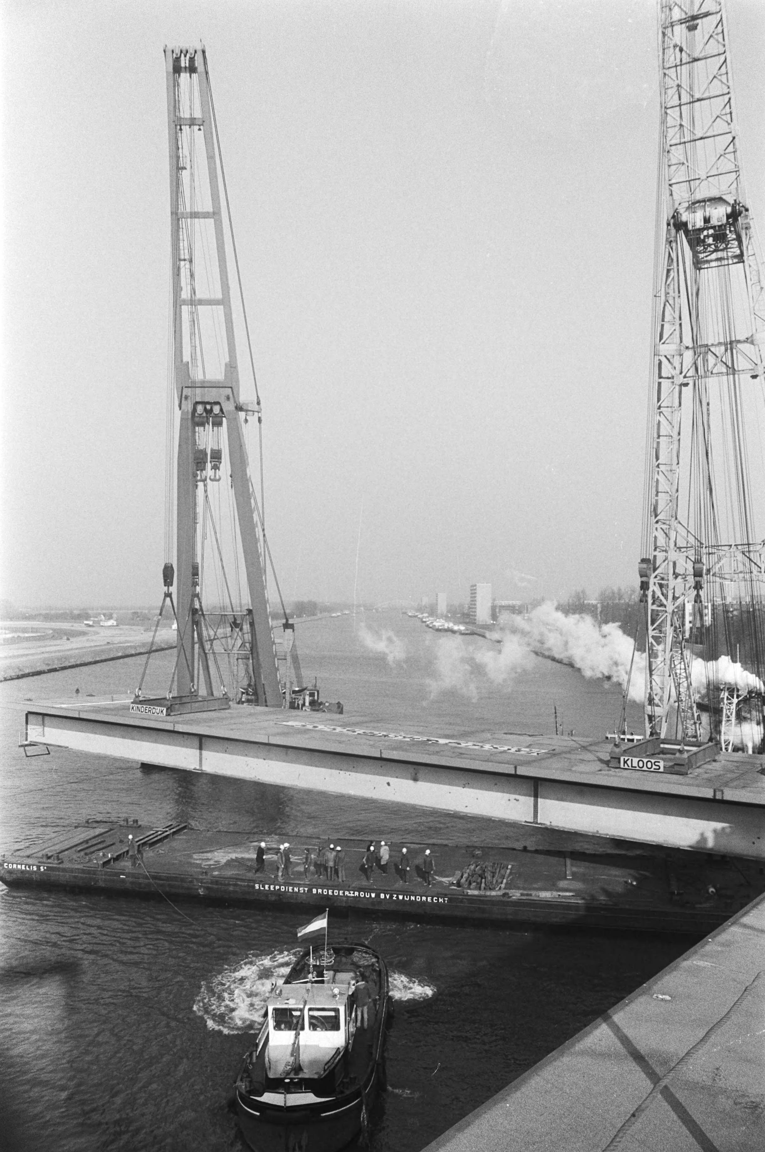 Fotocollectie Anefo — Laatse delen Galecopperbrug (Utrecht) op hun plaats gebracht door drijvende bokken — Foto: Peters, Hans / Anefo. Licentie: Set B: Rechtenvrij / Publiek Domein. Bron: Nationaal Archief. http://hdl.handle.net/10648/ac7e9c76-d0b4-102d-bcf8-003048976d84