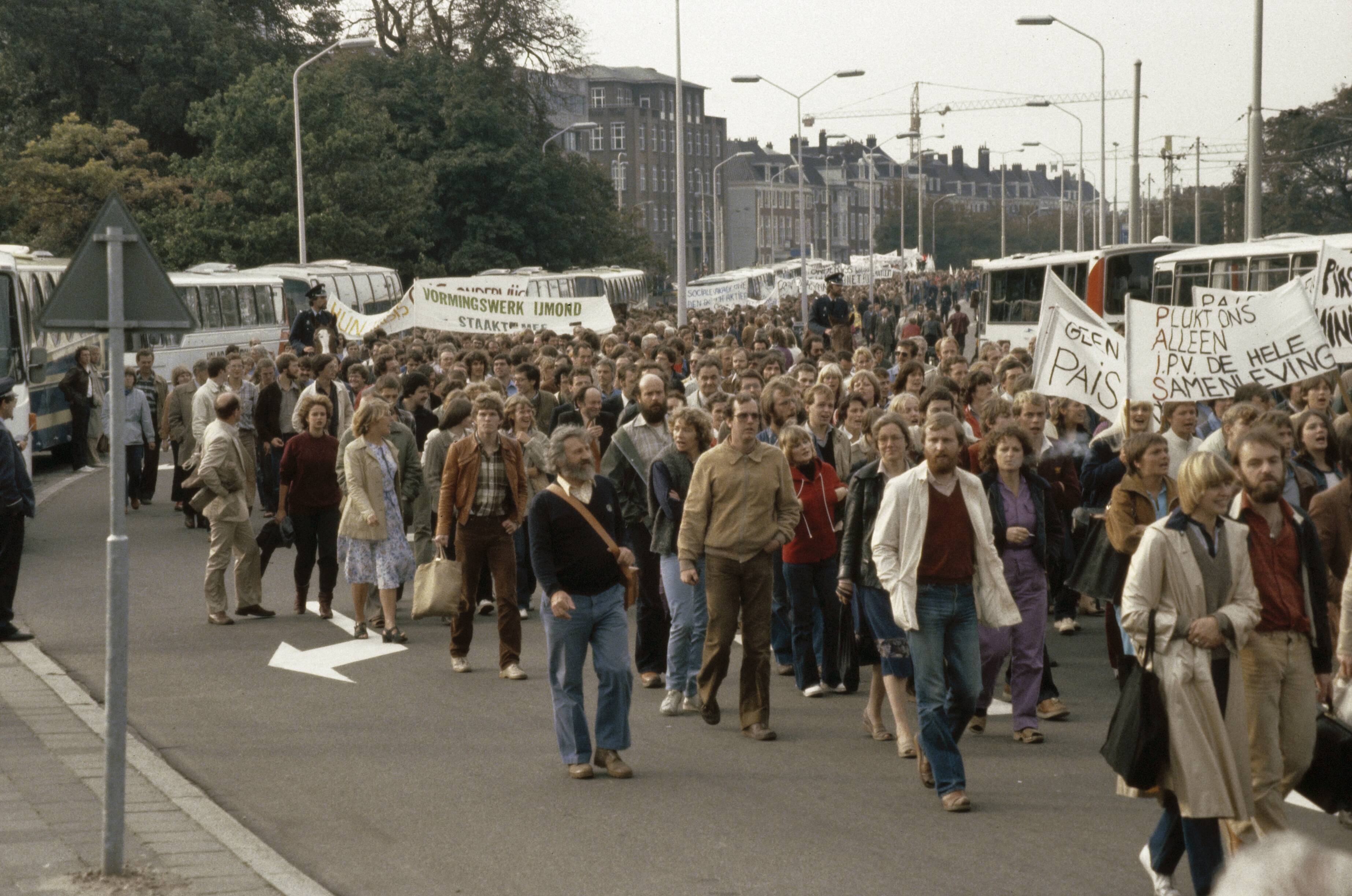 Fotocollectie Anefo — Landelijke onderwijsdemonstratie in Den Haag tegen onderwijsbeleid (korting salarissen) van minister Pais — Foto: Croes, Rob C. / Anefo. Licentie: Set B: Rechtenvrij / Publiek Domein. Bron: Nationaal Archief. http://hdl.handle.net/10648/ad8a1992-d0b4-102d-bcf8-003048976d84