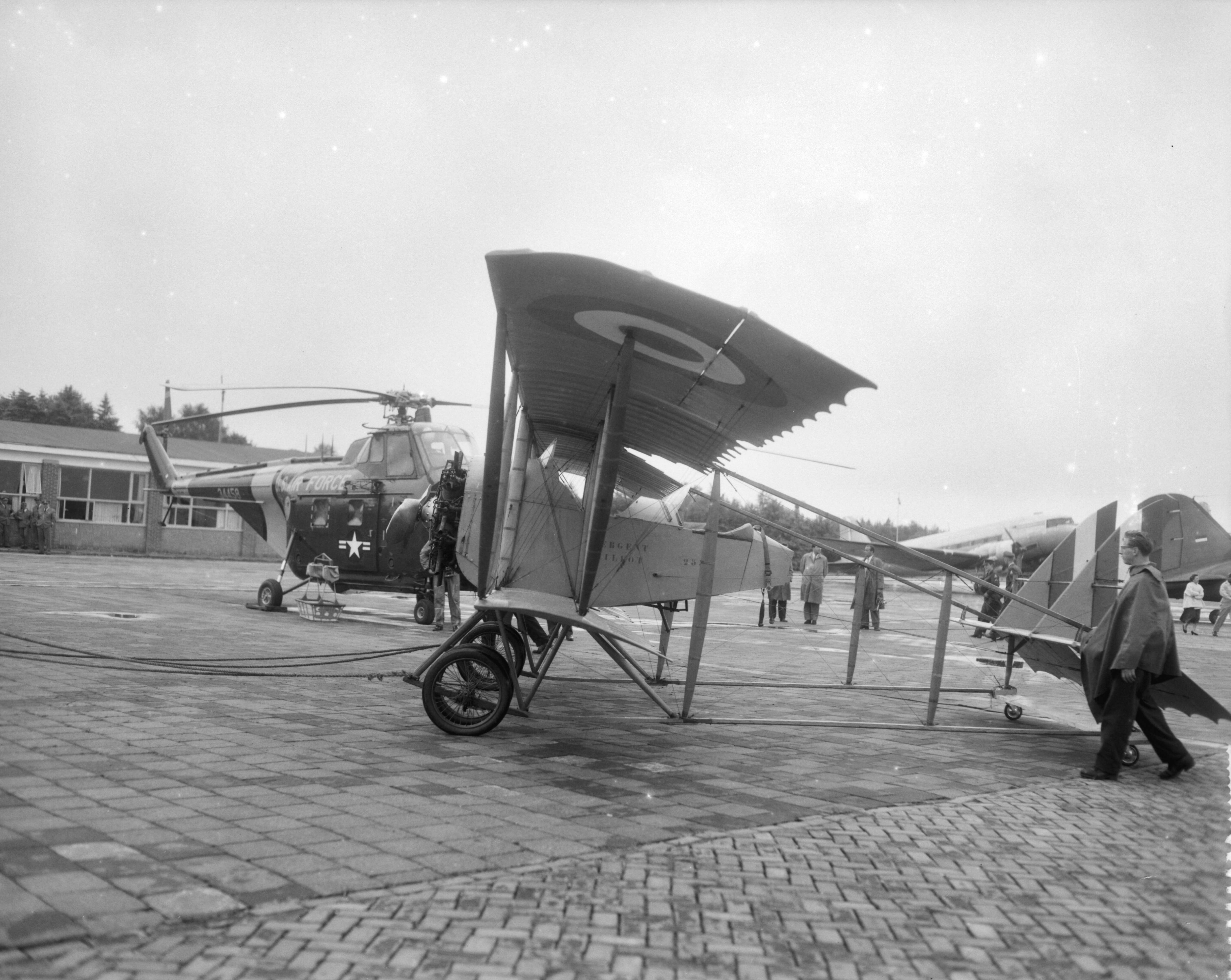 Fotocollectie Anefo — Generale repetitie van het vliegfeest op Soesterberg. Frans vliegtuig Caudron G3 uit de eerste wereldoorlog — Foto: Pot, Harry / Anefo. Licentie: Set B: Rechtenvrij / Publiek Domein. Bron: Nationaal Archief. http://hdl.handle.net/10648/a97fb5a0-d0b4-102d-bcf8-003048976d84