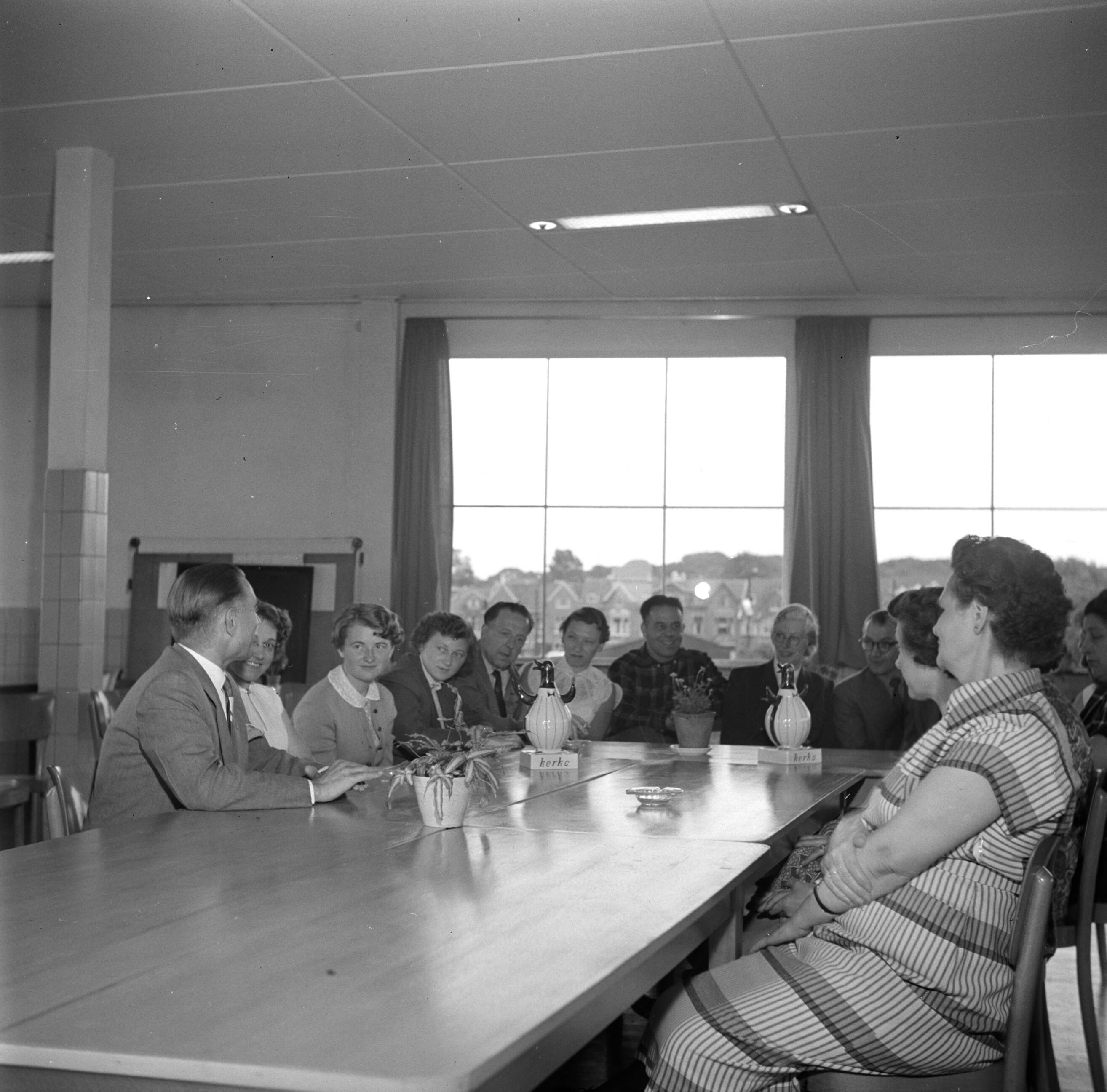 Reportage Kerko Haarlem — Bespreking met het personeel (de Pinguin-club) bij overhemdenbedrijf Kerko — Foto: Poll, Willem van de. Licentie: Set B: Rechtenvrij / Publiek Domein. Bron: Nationaal Archief. http://hdl.handle.net/10648/aecbdd0e-d0b4-102d-bcf8-003048976d84