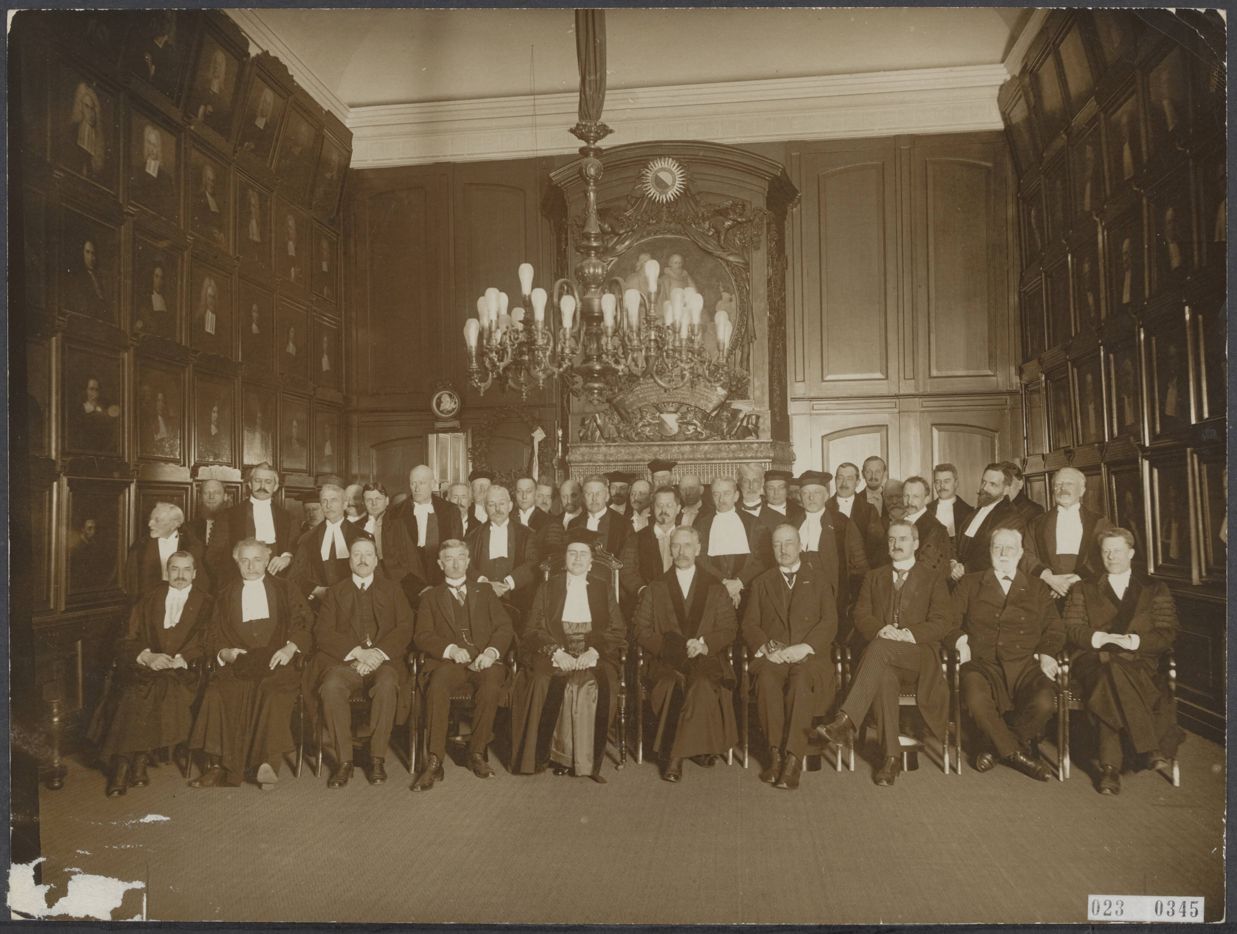 Fotocollectie Elsevier Binnenland — Eerste vrouwelijke hoogleraar. Installatie van Johanna Westerdijk op tot buitengewoon hoogleraar in de fytopathologie aan de Rijksuniversiteit Utrecht — Foto: Fotopersbureau "Holland". Licentie: Set B: Rechtenvrij / Publiek Domein. Bron: Nationaal Archief. http://hdl.handle.net/10648/add46eca-d0b4-102d-bcf8-003048976d84