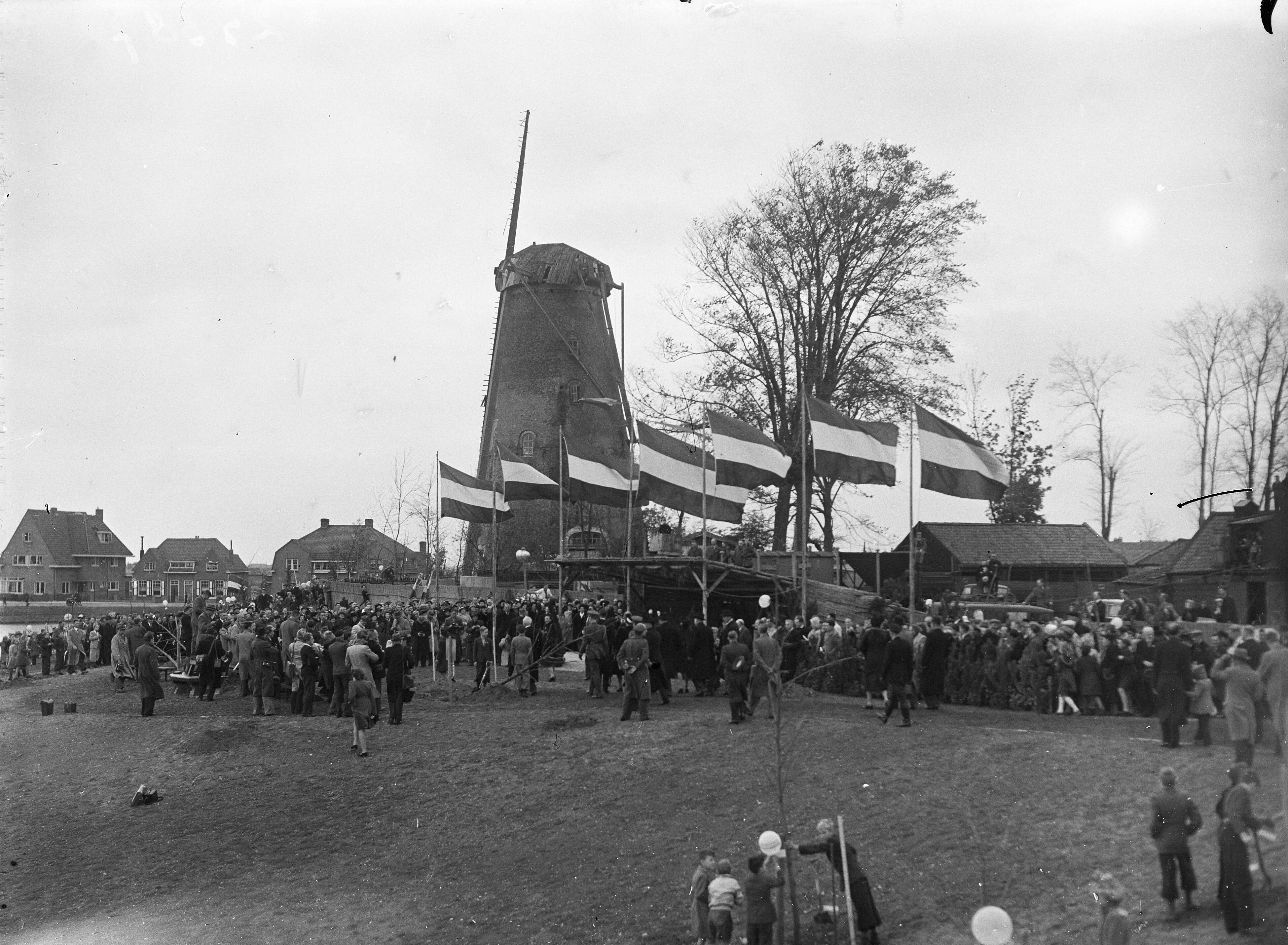 Fotocollectie Anefo — Opening Boomplantdag op Walcheren door prinses Juliana, in gezelschap van prins Bernhard. Het Seisbolwerk te Middelburg met geschonden molen — Foto: Sagers, Harry / Anefo. Licentie: Set B: Rechtenvrij / Publiek Domein. Bron: Nationaal Archief. http://hdl.handle.net/10648/a8af2124-d0b4-102d-bcf8-003048976d84