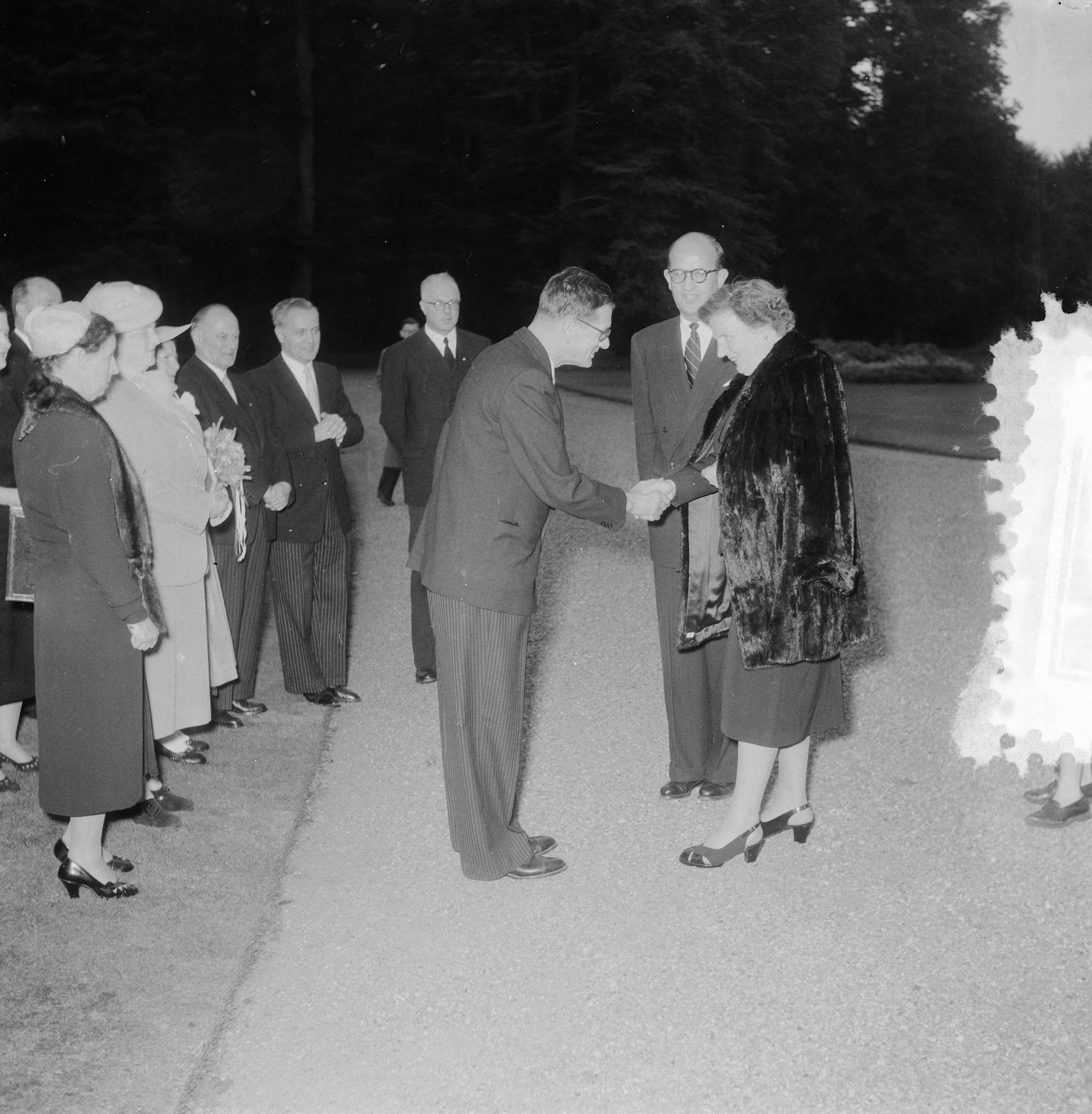 Fotocollectie Anefo — Koningin Juliana ontvangt enkele leden van het Zwitserse koor "Caecilienverein der Stadt Solothurn" — Foto: Noske, J.D. / Anefo. Licentie: Set B: Rechtenvrij / Publiek Domein. Bron: Nationaal Archief. http://hdl.handle.net/10648/a914b458-d0b4-102d-bcf8-003048976d84
