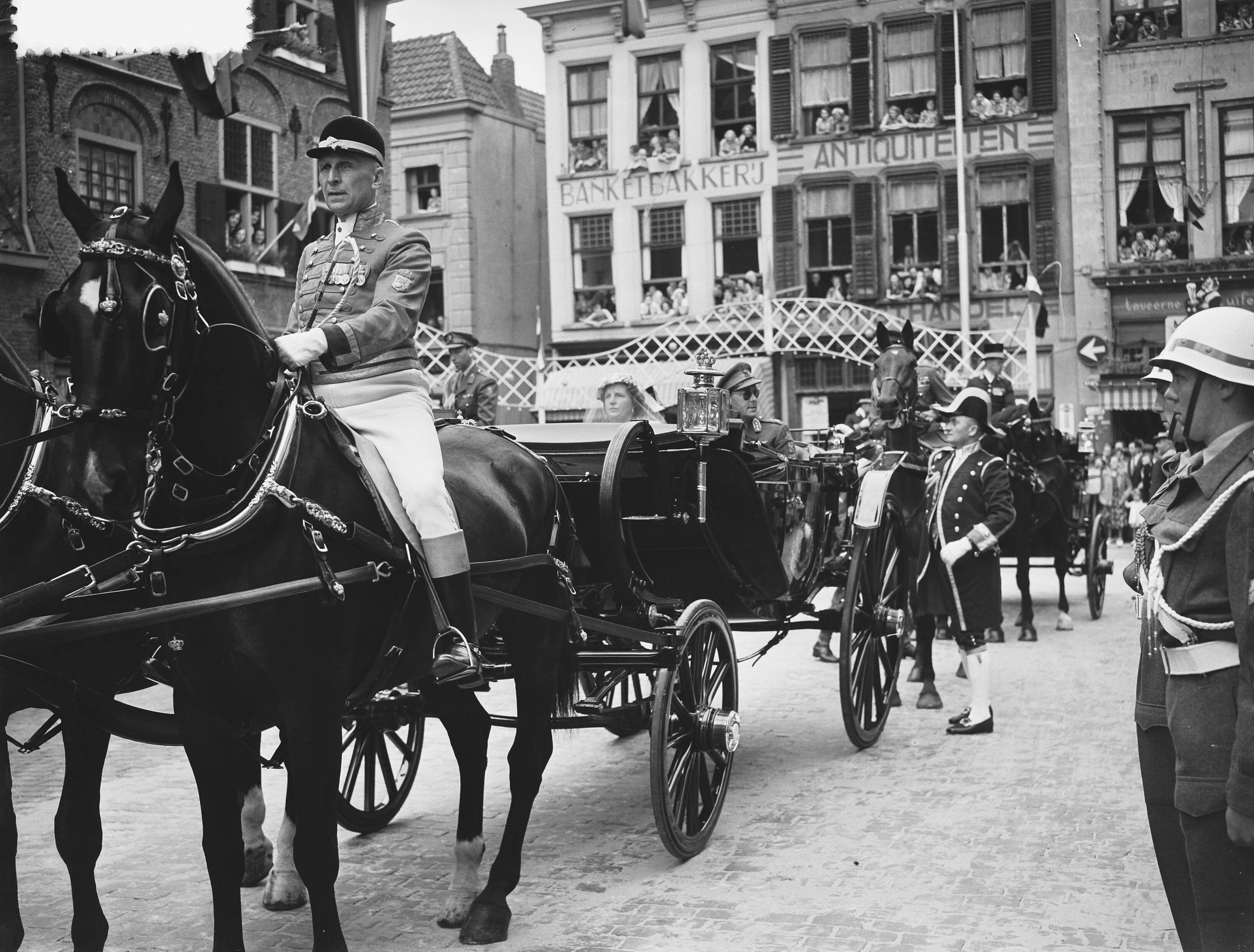 Bezoek Koningin Juliana aan jubilerend Breda — Foto: Bilsen, Joop van / Anefo. — Licentie: Set B: Rechtenvrij / Publiek Domein. Bron: Nationaal Archief. http://hdl.handle.net/10648/a8fd1758-d0b4-102d-bcf8-003048976d84