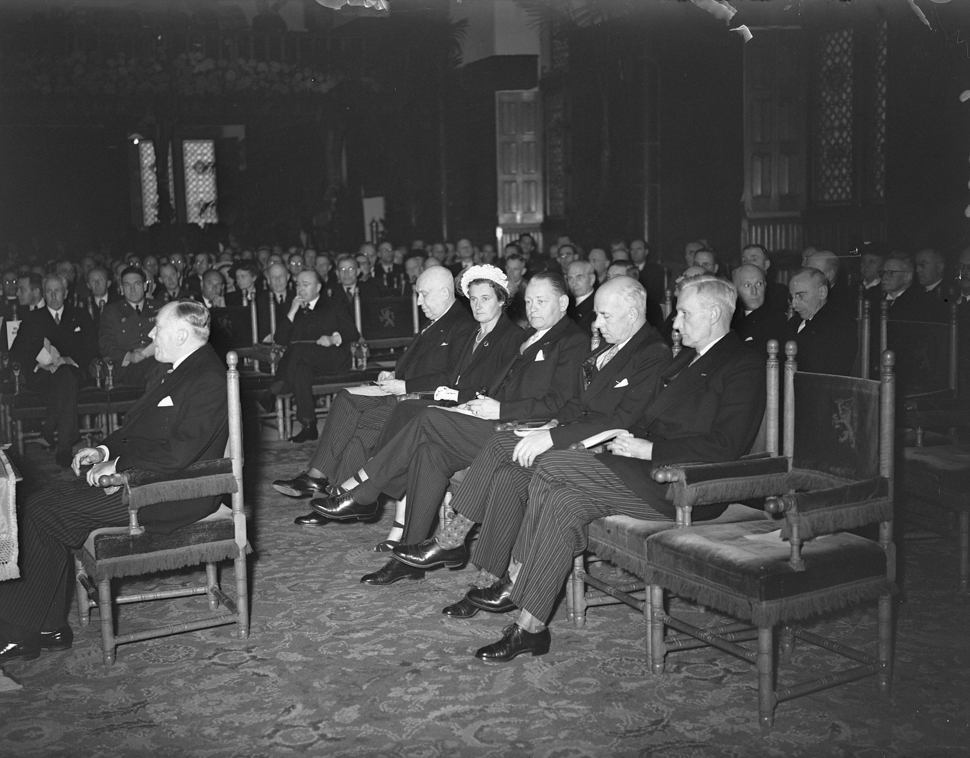 Fotocollectie Anefo — Herdenking Eerste Vredesbijeenkomst te Den Haag in Ridderzaal — Foto: Winterbergen, Rolf / Anefo. Licentie: Set B: Rechtenvrij / Publiek Domein. Bron: Nationaal Archief. http://hdl.handle.net/10648/ad7b62d0-d0b4-102d-bcf8-003048976d84
