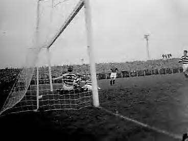 Fotocollectie Anefo — Voetbal. ADO tegen Blauw-Wit 1-0. Spelmoment — Foto: Pot, Harry / Anefo. Licentie: Set B: Rechtenvrij / Publiek Domein. Bron: Nationaal Archief. http://hdl.handle.net/10648/a96e4040-d0b4-102d-bcf8-003048976d84