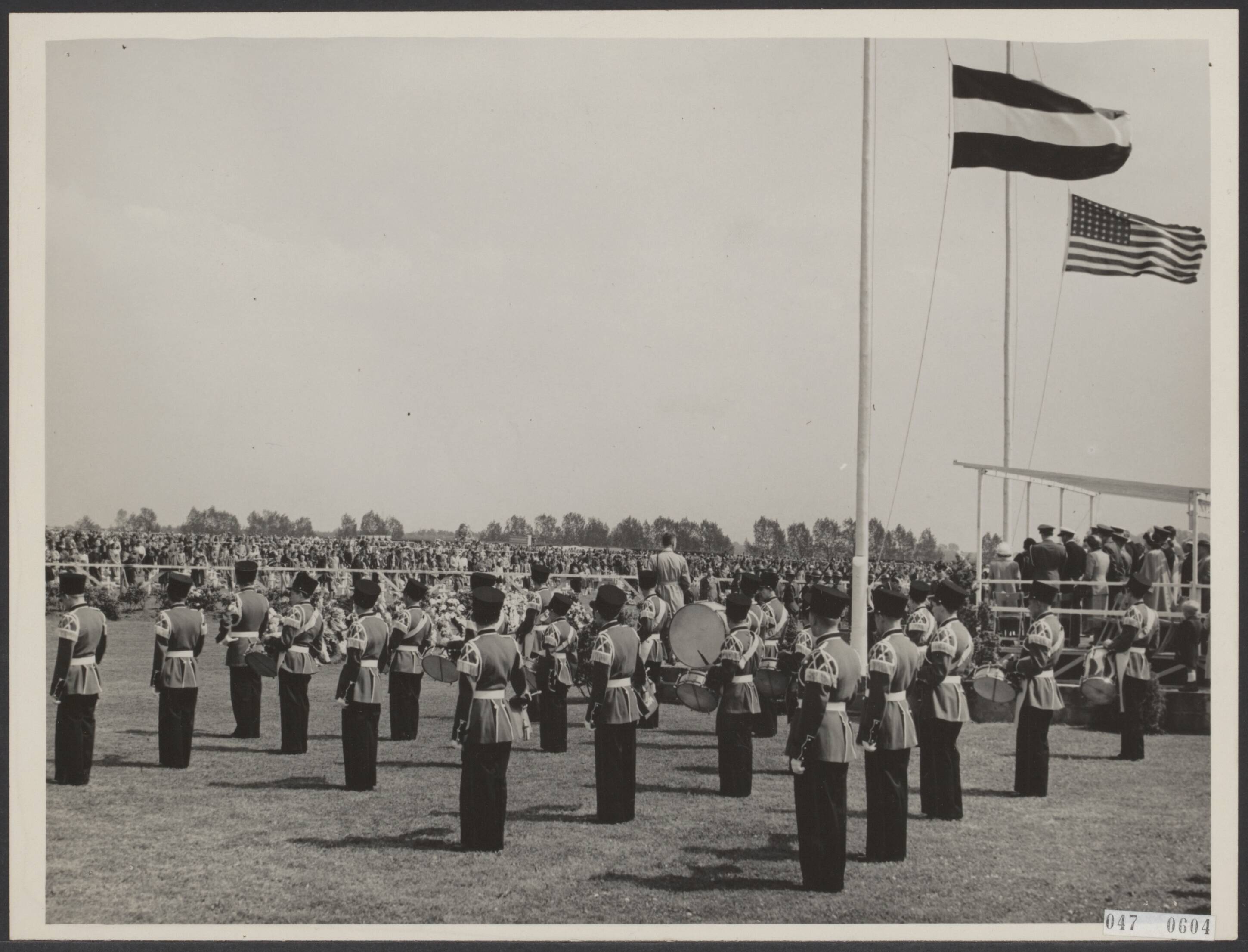 Fotocollectie Elsevier Binnenland — Herdenking gevallenen op het Amerikaanse kerkhof in argraten. Op de voorgrond het schuttersgilde van Margraten — Foto: Pot, Harry / Anefo. Licentie: Set B: Rechtenvrij / Publiek Domein. Bron: Nationaal Archief. http://hdl.handle.net/10648/adffe064-d0b4-102d-bcf8-003048976d84