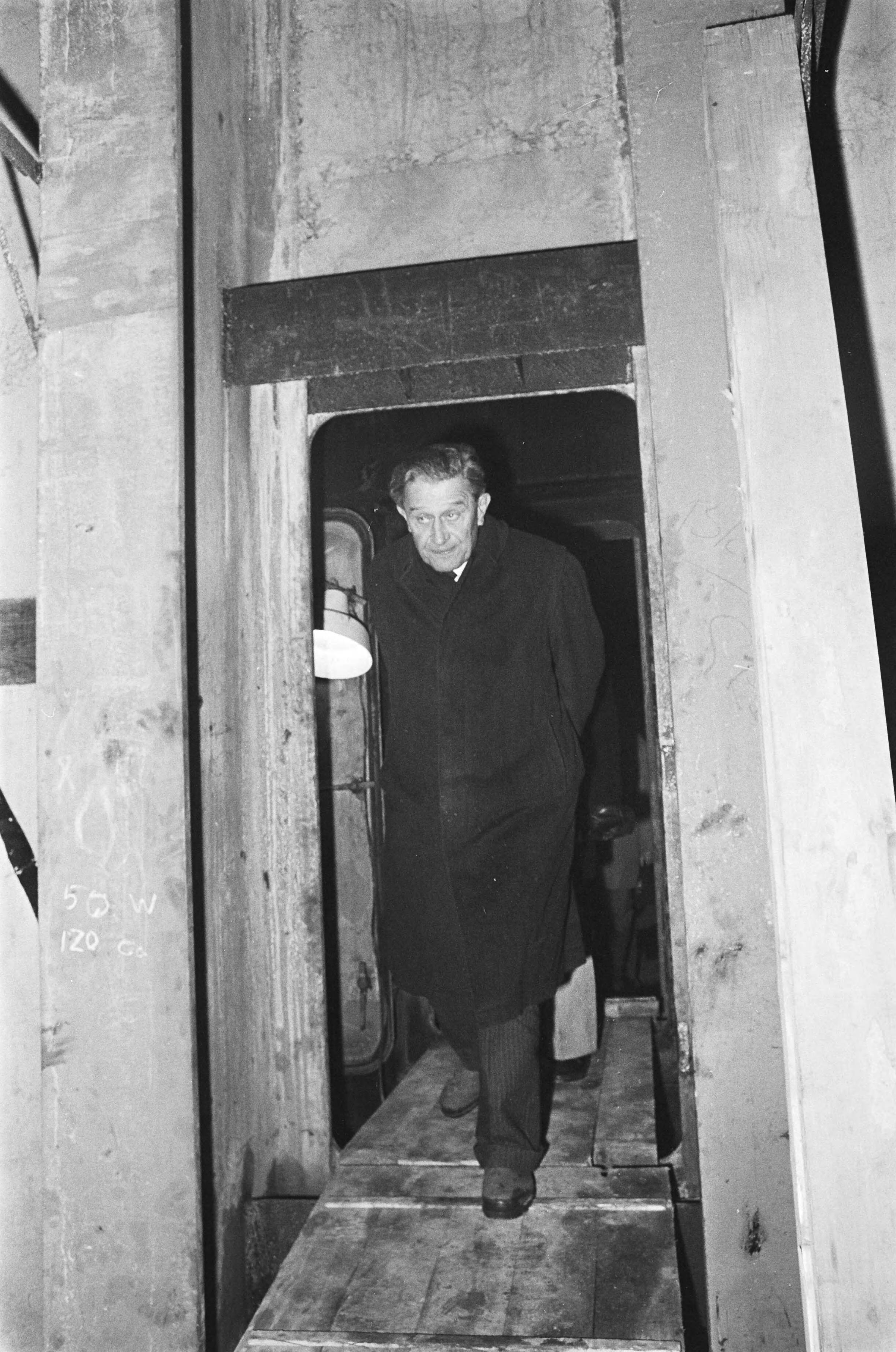 Fotocollectie Anefo — Minister Tuijnman bezoekt Hemspoortunnel; minister Tuijnman loopt door de tijdelijke ingang — Foto: Pereira, Fernando / Anefo. Licentie: Set B: Rechtenvrij / Publiek Domein. Bron: Nationaal Archief. http://hdl.handle.net/10648/acc26618-d0b4-102d-bcf8-003048976d84