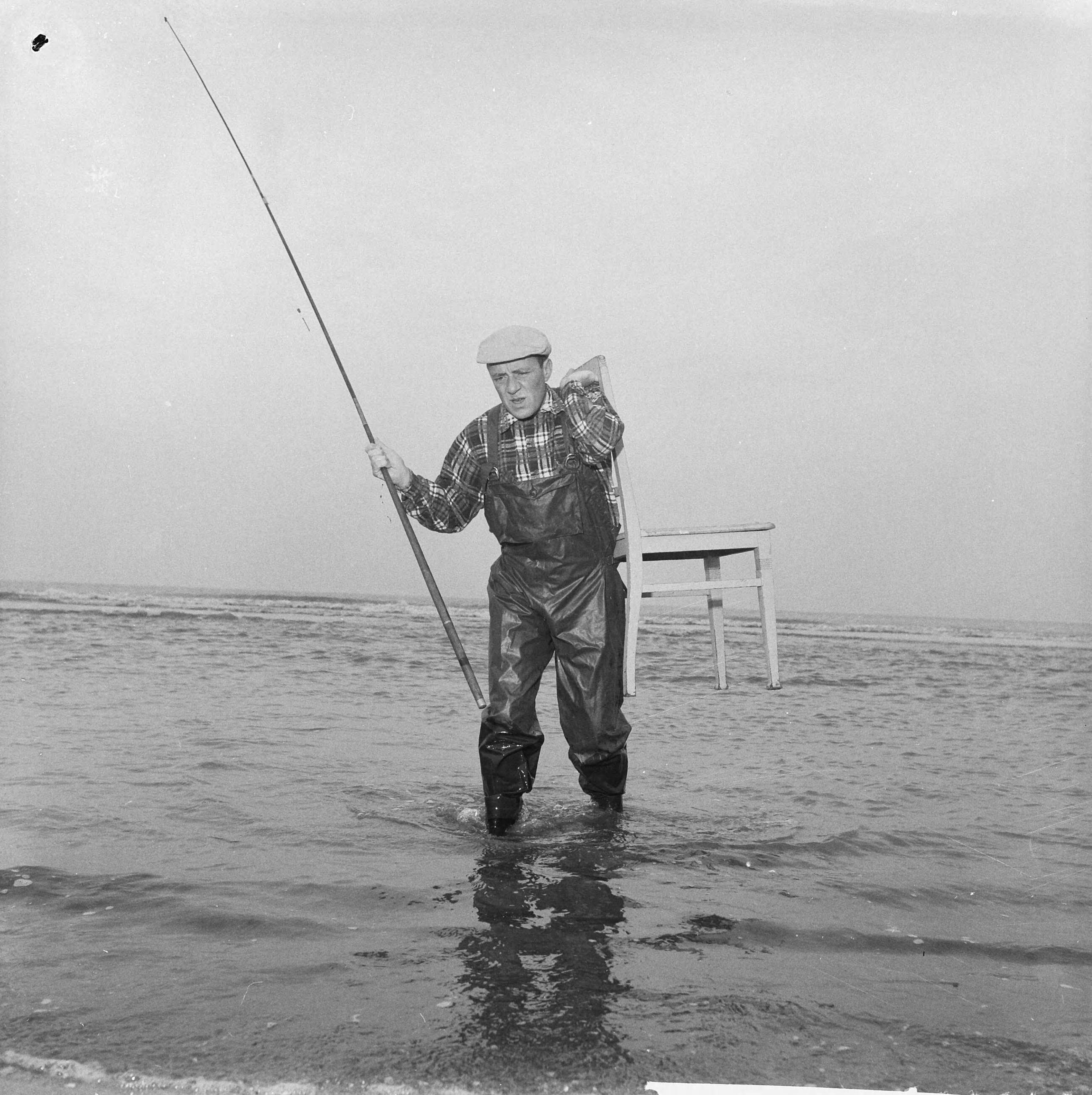 Fotocollectie Anefo — Johnny Kraaijkamp in Zandvoort, zonder vis zoekt Johnny het droge weer op — Foto: Pot, Harry / Anefo. Licentie: Set B: Rechtenvrij / Publiek Domein. Bron: Nationaal Archief. http://hdl.handle.net/10648/a9bc36f6-d0b4-102d-bcf8-003048976d84