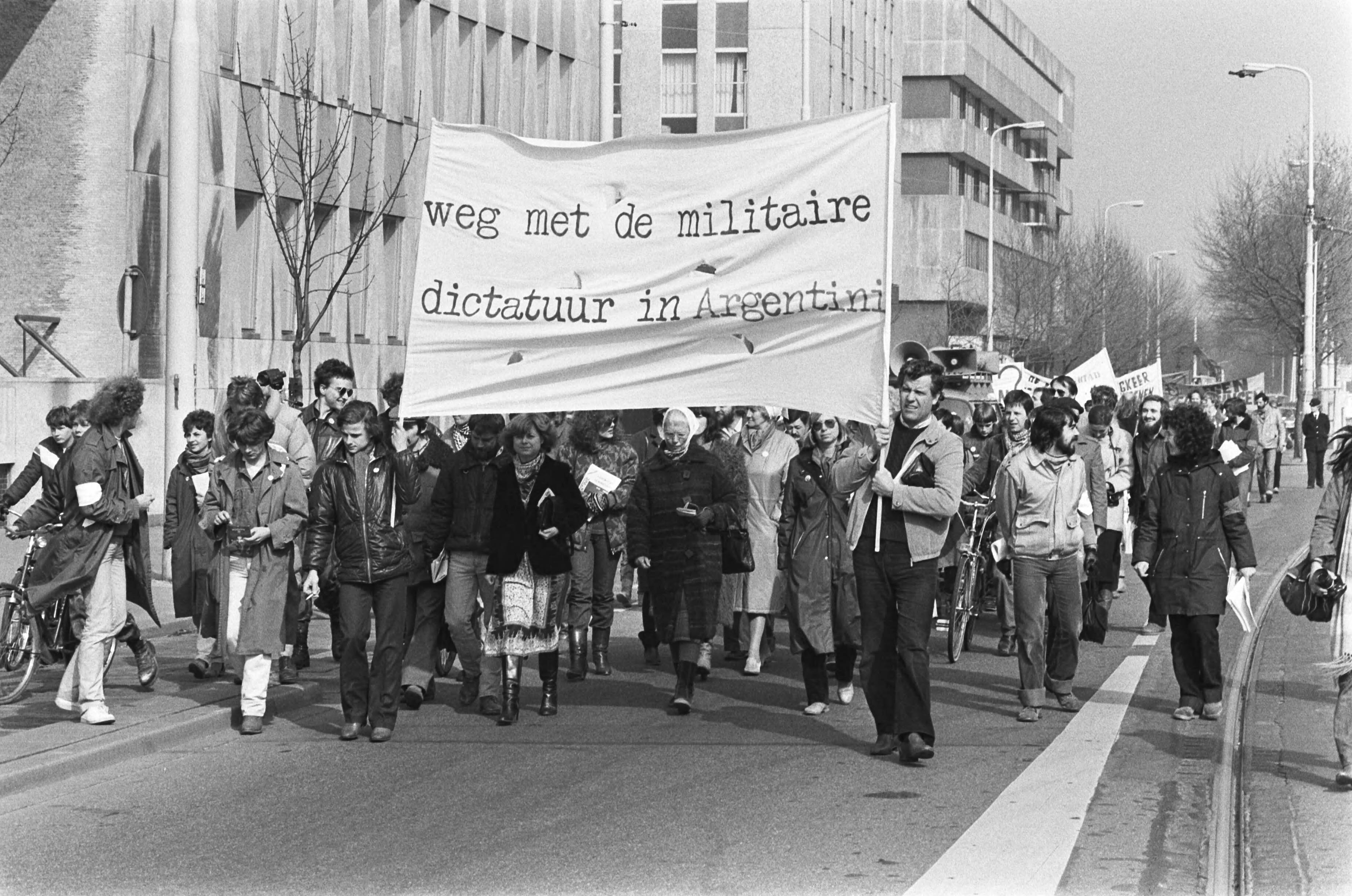 Fotocollectie Anefo — Demonstratie in Den Haag tegen het bewind in Argentinie De demonstranten onderweg door Den Haag — Foto: Antonisse, Marcel / Anefo. Licentie: Set B: Rechtenvrij / Publiek Domein. Bron: Nationaal Archief. http://hdl.handle.net/10648/ad1383cc-d0b4-102d-bcf8-003048976d84