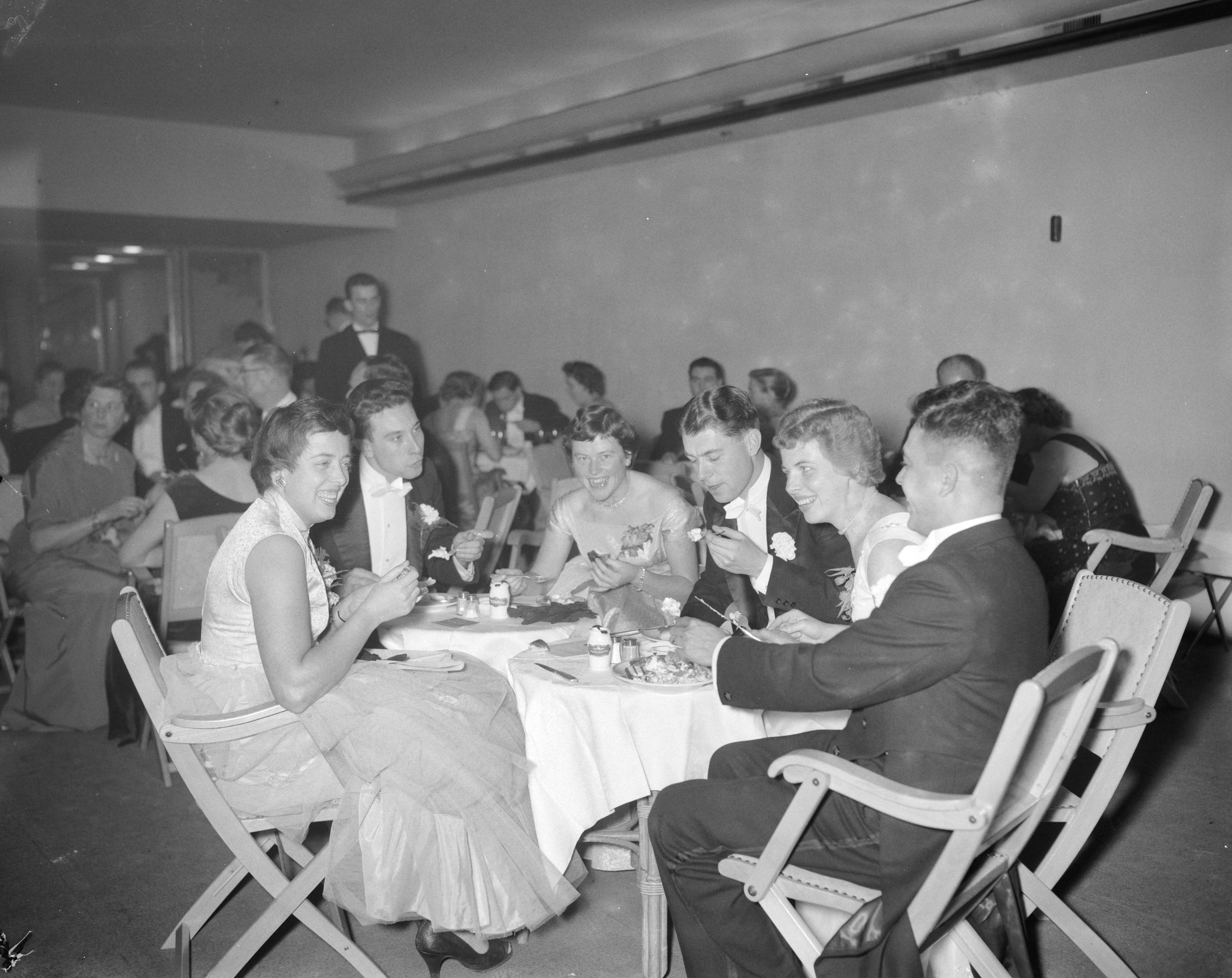 Fotocollectie Anefo — Lustrumviering van de tandheelkundige studentenvereniging "John Tomes" te Utrecht — Foto: Bilsen, Joop van / Anefo. Licentie: Set B: Rechtenvrij / Publiek Domein. Bron: Nationaal Archief. http://hdl.handle.net/10648/a96e342e-d0b4-102d-bcf8-003048976d84
