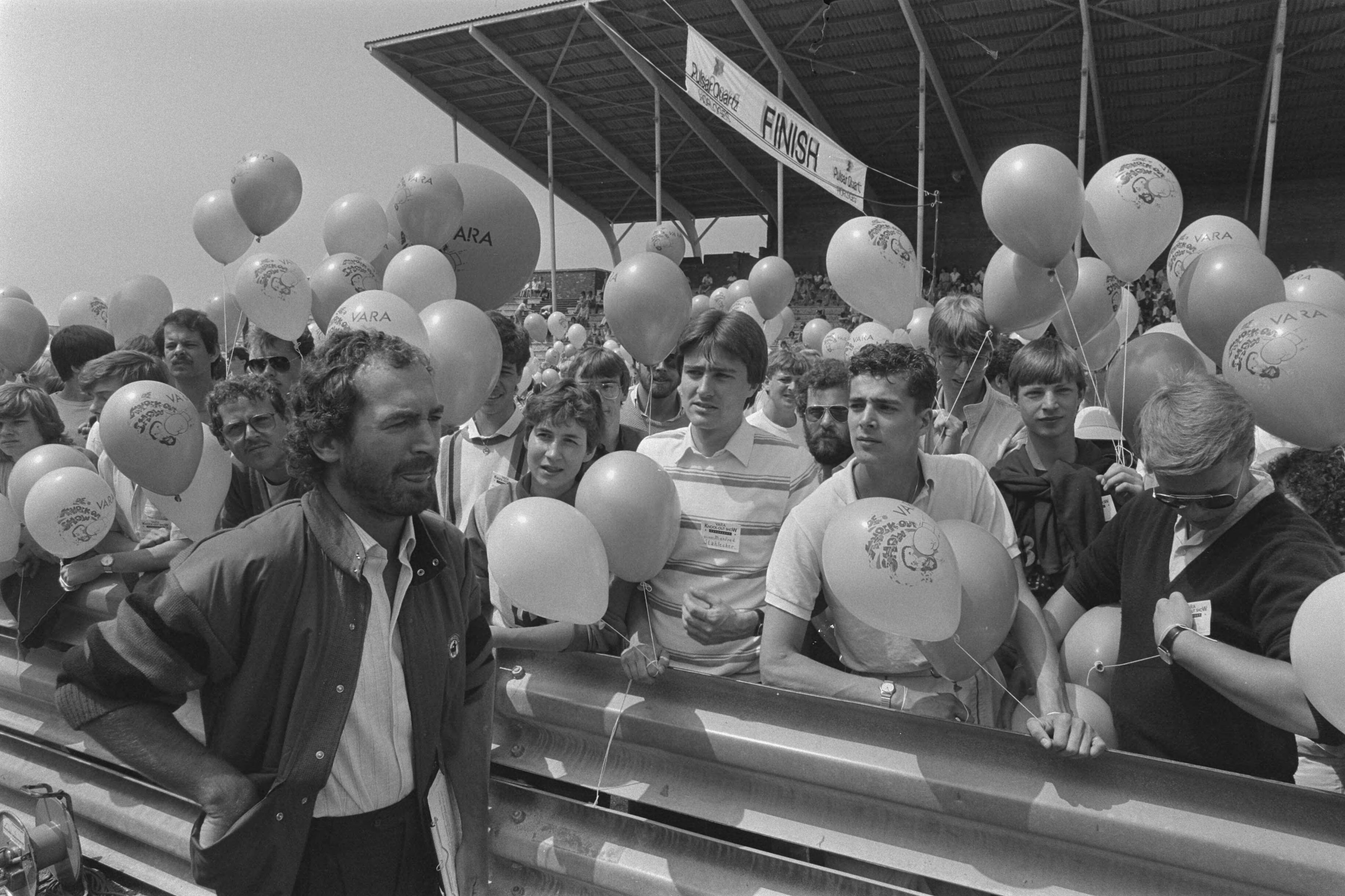 Fotocollectie Anefo — Harry Vermeegen presenteert Knok-out show in Zandvoort, overzicht — Foto: Antonisse, Marcel / Anefo. Licentie: Set B: Rechtenvrij / Publiek Domein. Bron: Nationaal Archief. http://hdl.handle.net/10648/ad3a38dc-d0b4-102d-bcf8-003048976d84