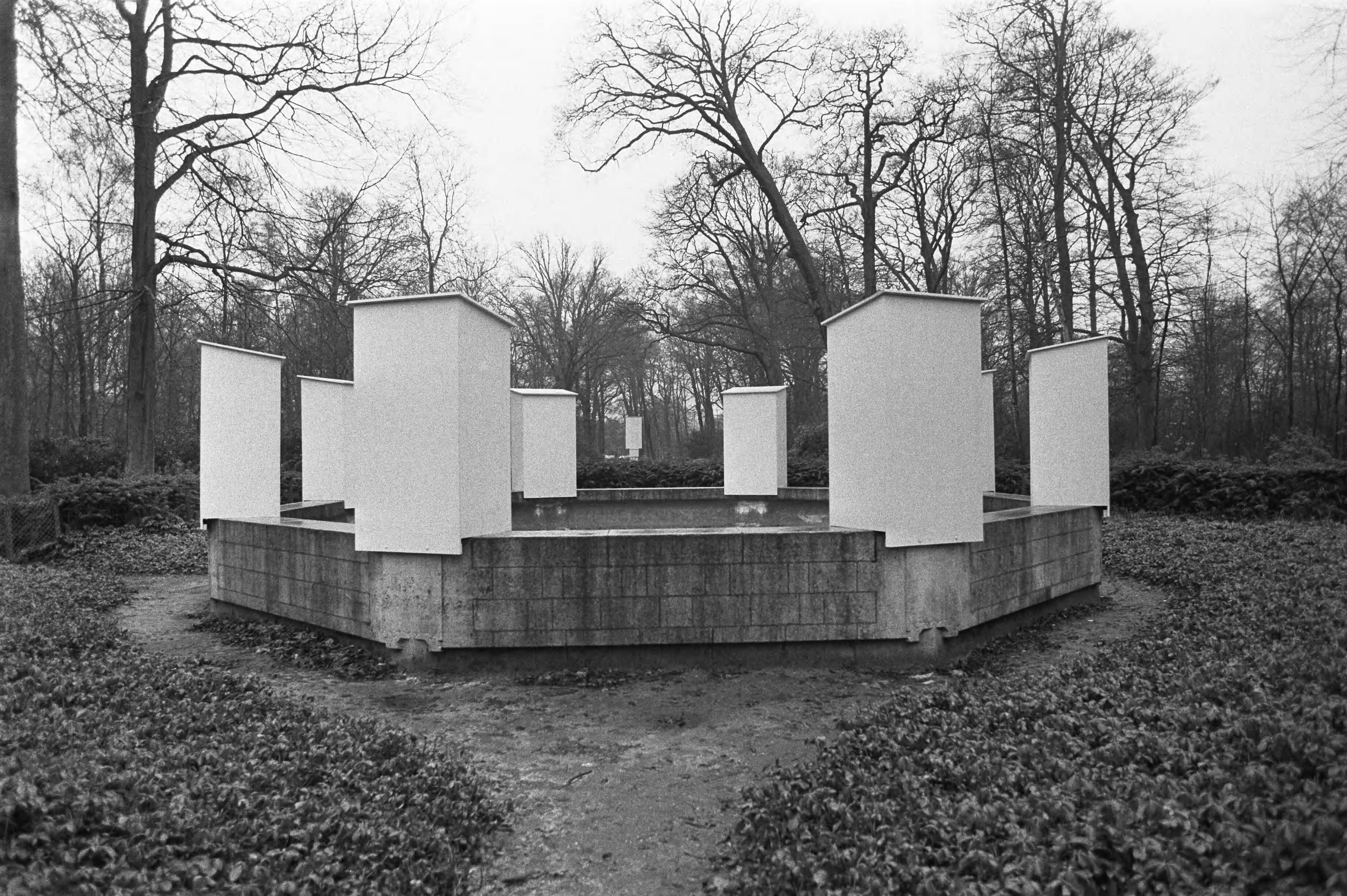 Hildebrand-monument van professor Bronner in Haarlem in kisten verpakt tegen de winter — Haarlem|Noord-Holland|monumenten — Foto: Dijk, Hans van / Anefo. Licentie: Set B: Rechtenvrij / Publiek Domein. Bron: Nationaal Archief. http://hdl.handle.net/10648/ad0aaeaa-d0b4-102d-bcf8-003048976d84