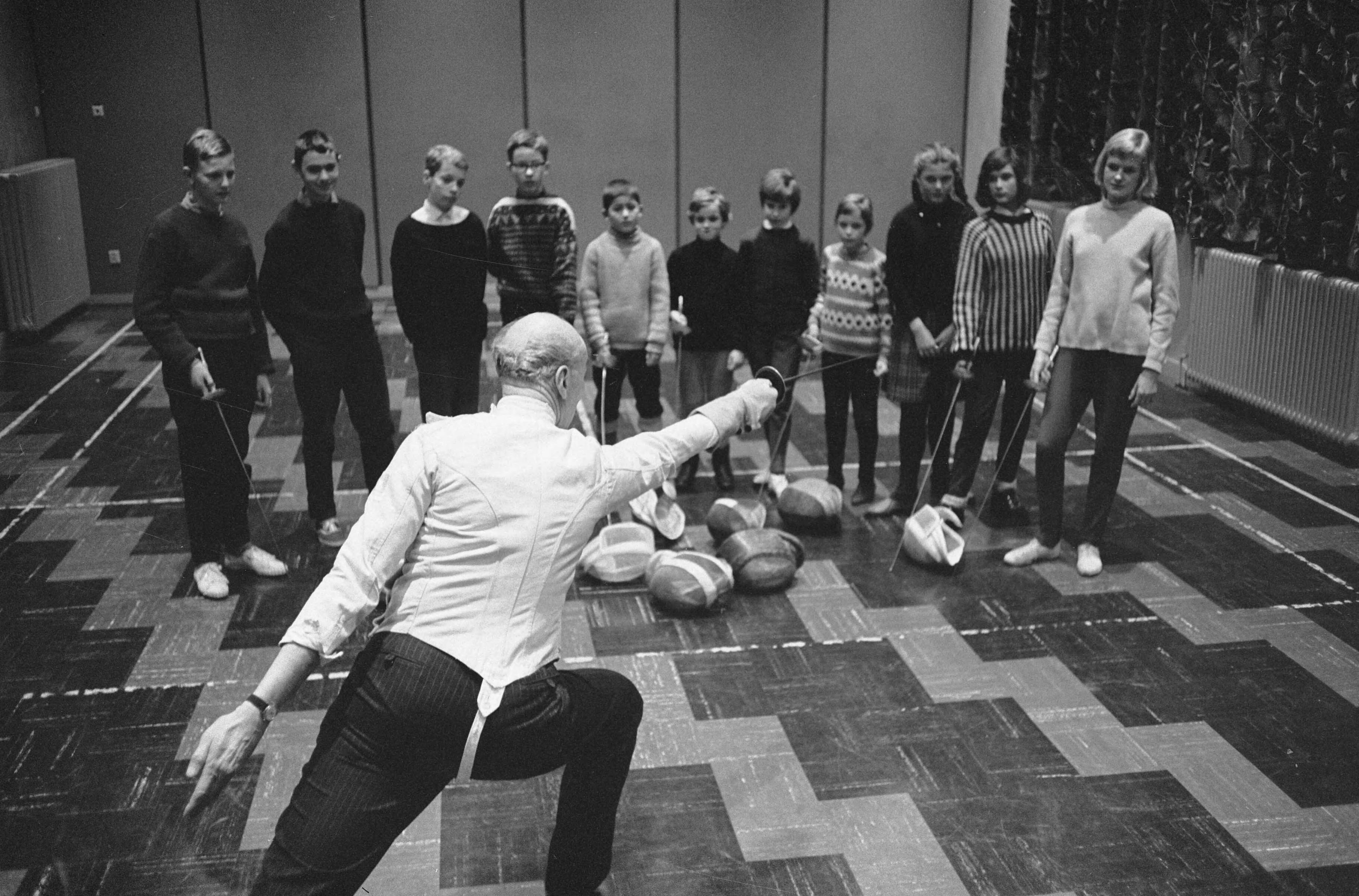 Fotocollectie Anefo — Schermschool "Tocato" te Zandvoort (Opdracht Telegraaf) — Foto: Pot, Harry / Anefo. Licentie: Set B: Rechtenvrij / Publiek Domein. Bron: Nationaal Archief. http://hdl.handle.net/10648/aa255564-d0b4-102d-bcf8-003048976d84