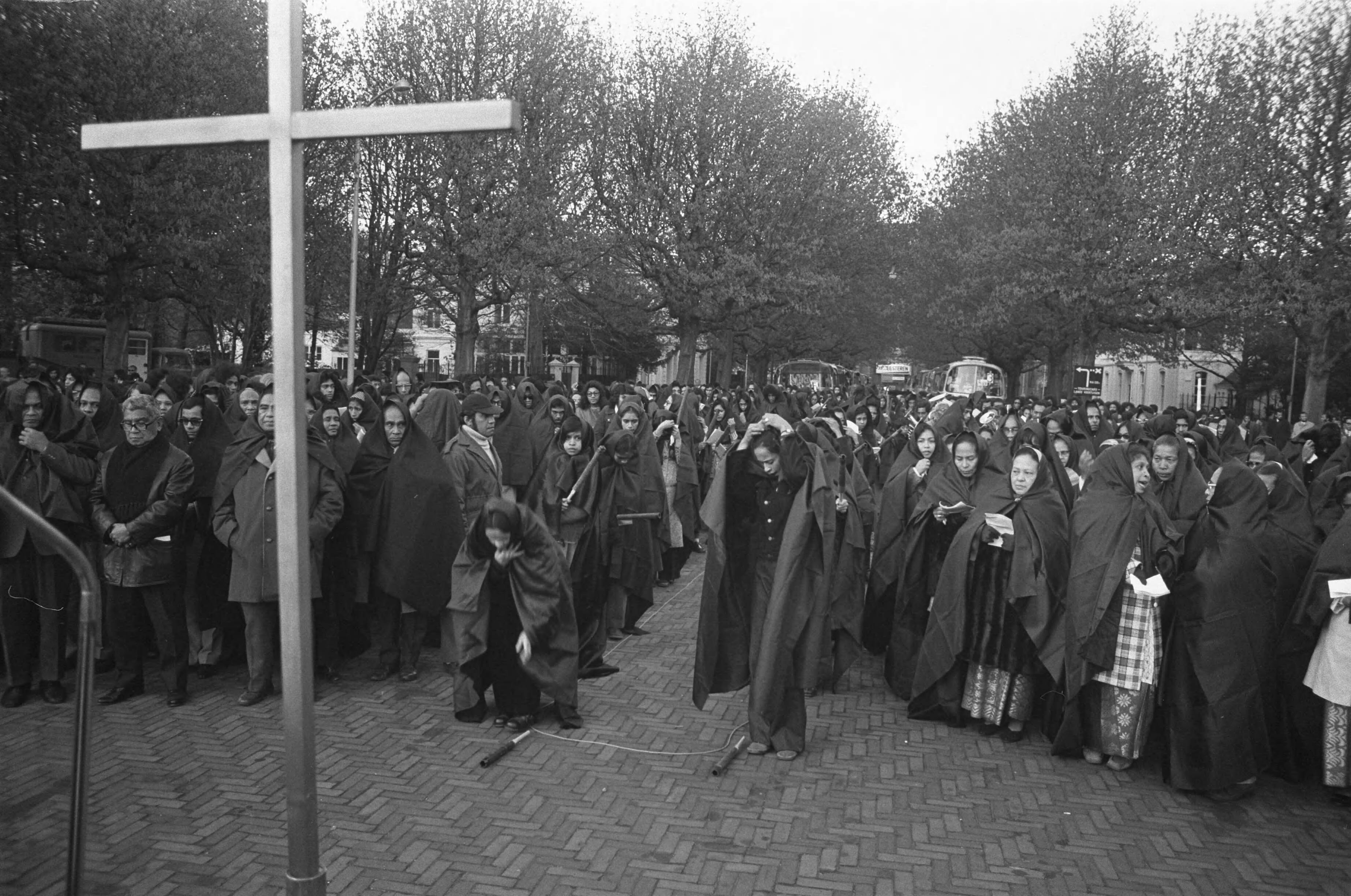 Zuid-Molukkers houden een bijeenkomst in Houtrusthal te Den Haag i.v.m. 22 jarig bestaan Republiek der Zuid-Molukkers — Zuid-Molukkers houden klaagdienst op Plein 1813 — Foto: Fotograaf Onbekend / Anefo. Licentie: Set B: Rechtenvrij / Publiek Domein. Bron: Nationaal Archief. http://hdl.handle.net/10648/abe7eb14-d0b4-102d-bcf8-003048976d84