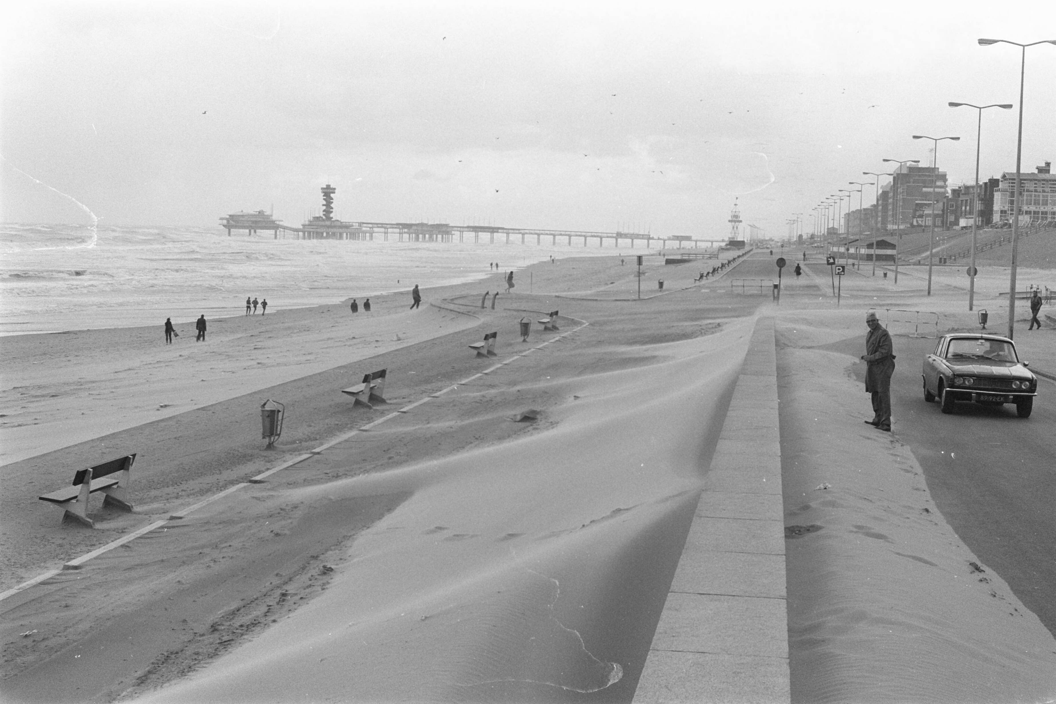 Fotocollectie Anefo — Storm aan de kust, — Foto: Verhoeff, Bert / Anefo. Licentie: Set B: Rechtenvrij / Publiek Domein. Bron: Nationaal Archief. http://hdl.handle.net/10648/aca67282-d0b4-102d-bcf8-003048976d84