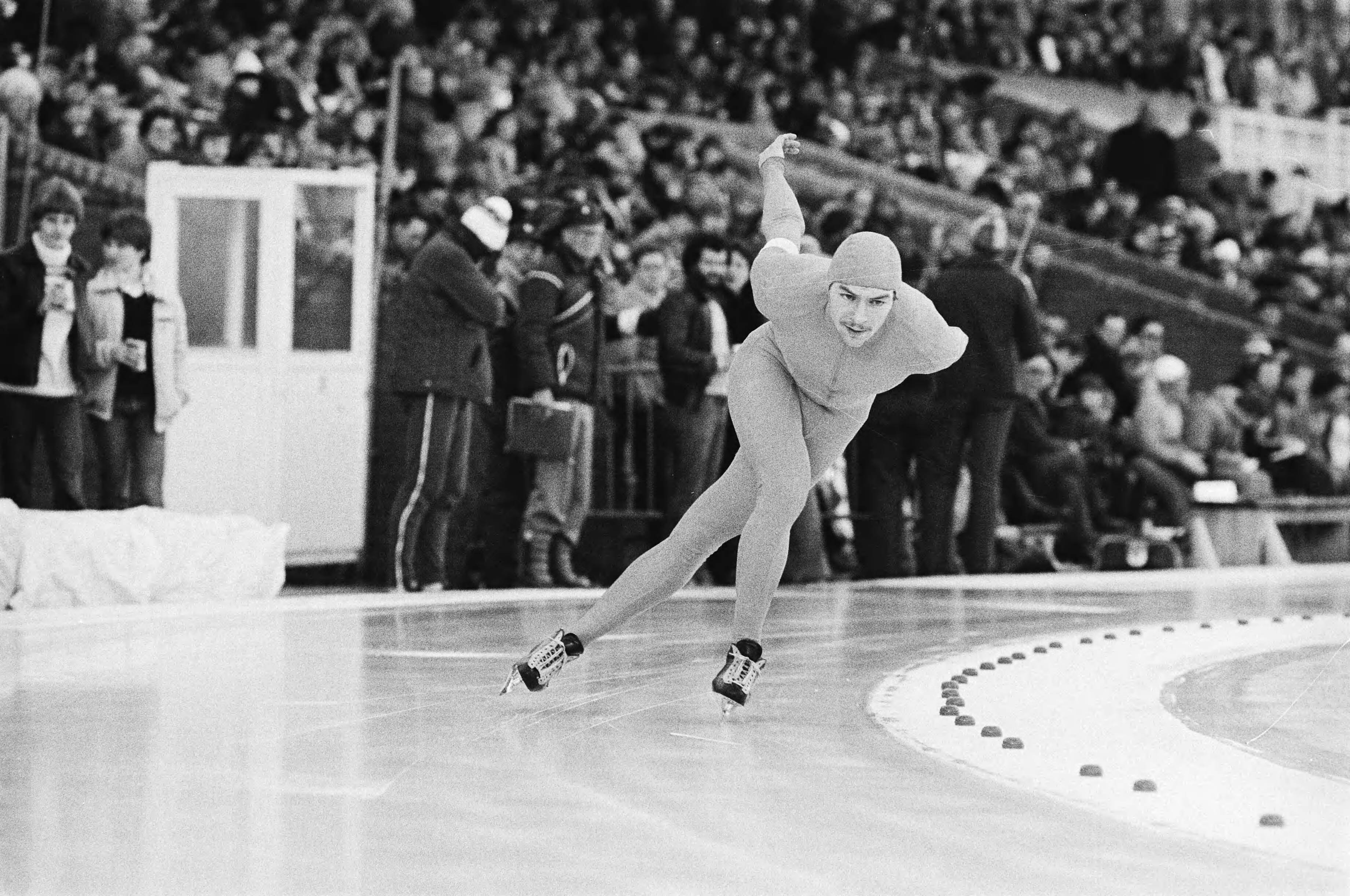 Fotocollectie Anefo — Nederlandse kampioenschappen schaatsen heren allround in Den Haag. Hilbert van der Duim in actie — Foto: Suyk, Koen / Anefo. Licentie: Set B: Rechtenvrij / Publiek Domein. Bron: Nationaal Archief. http://hdl.handle.net/10648/acd785de-d0b4-102d-bcf8-003048976d84