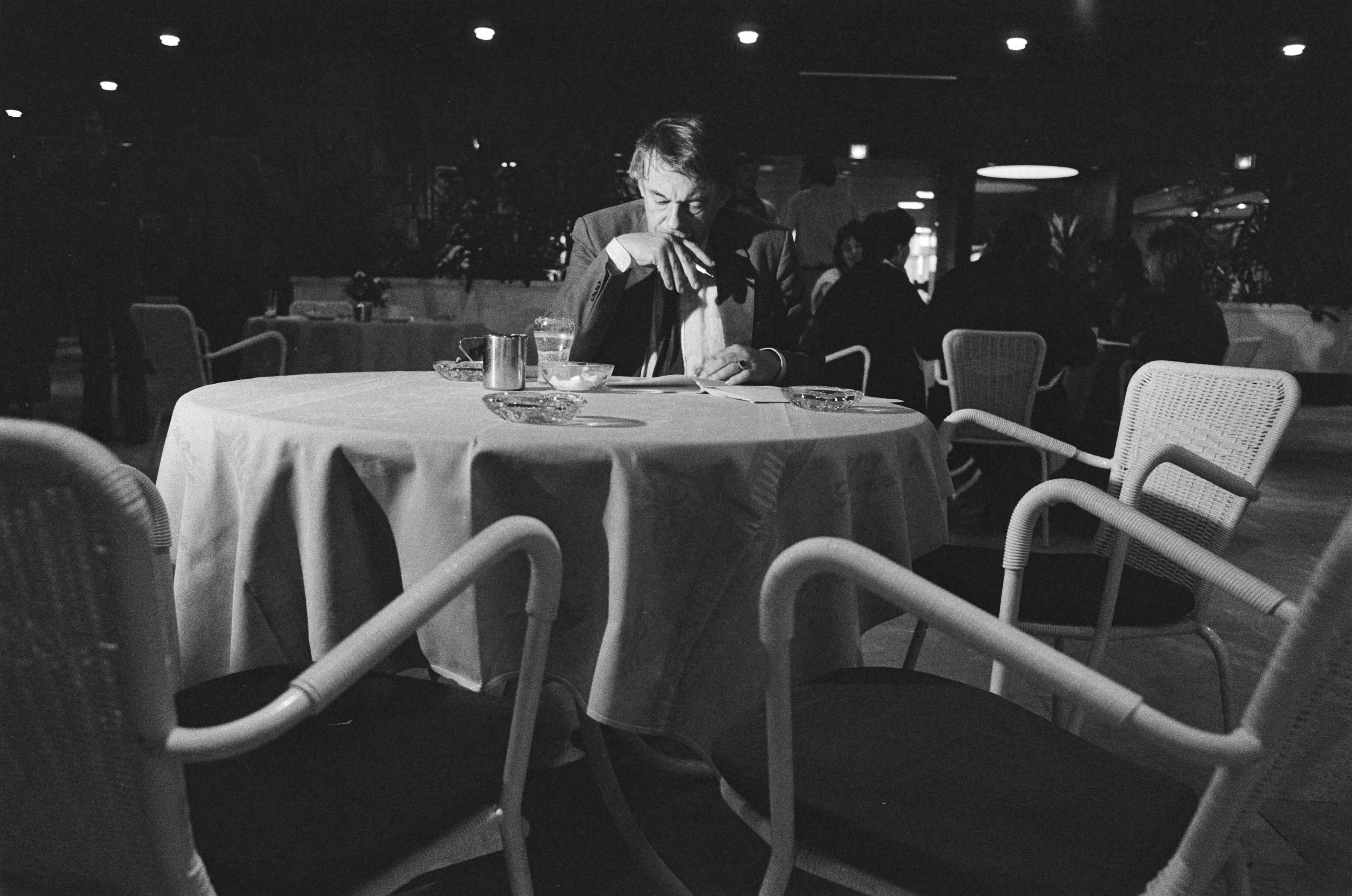Fotocollectie Anefo — Congres D'66 in Breda; Hans van Mierlo schrijft zijn toespraak — Foto: Croes, Rob C. / Anefo. Licentie: Set B: Rechtenvrij / Publiek Domein. Bron: Nationaal Archief. http://hdl.handle.net/10648/ad4d37ca-d0b4-102d-bcf8-003048976d84
