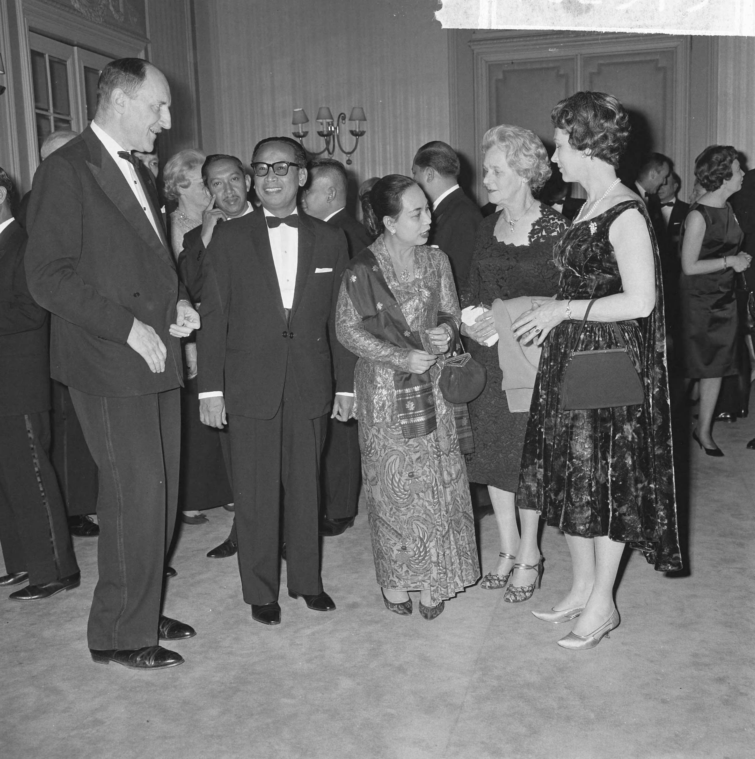 Fotocollectie Anefo — De Nederlandse regering heeft de Indonesische minister Soebandrio en zijn echtgenote een diner aangeboden in het Kurhaus te Scheveningen. Voor het aan tafel gaan, vlnr. minister Luns , dr. Soebandrio, mevr. Soebandrio, mevr. Jonkman (echtgenote van de voorzitter van de Eerste Kamer) en mevr. Luns — Foto: Pot, Harry / Anefo. Licentie: Set B: Rechtenvrij / Publiek Domein. Bron: Nationaal Archief. http://hdl.handle.net/10648/aa628240-d0b4-102d-bcf8-003048976d84