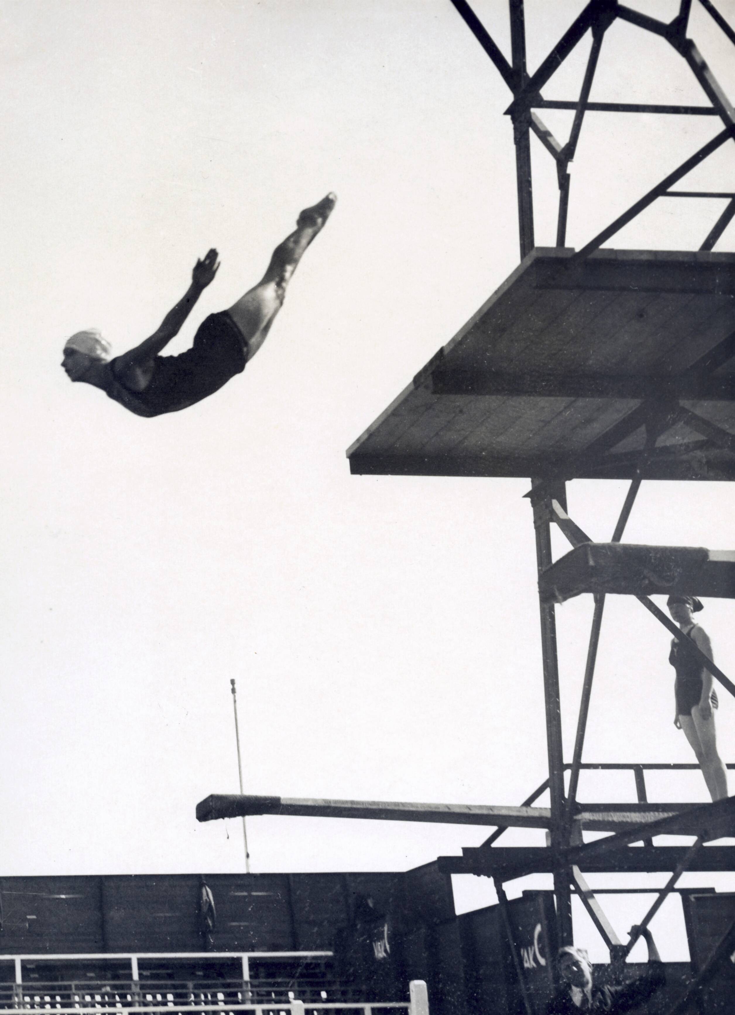 Sport — Sport, Olympische Spelen 1928, Amsterdam : Schoonspringen Dames, Opname sprong van een deelneemster. — Foto: Fotograaf Onbekend / Algemeen Fotobureau Amsterdam / Rechtenvrij (05589). Licentie: Set B: Rechtenvrij / Publiek Domein. Bron: Nationaal Archief. http://hdl.handle.net/10648/35429da7-0c5e-a382-e063-6df0900a6686