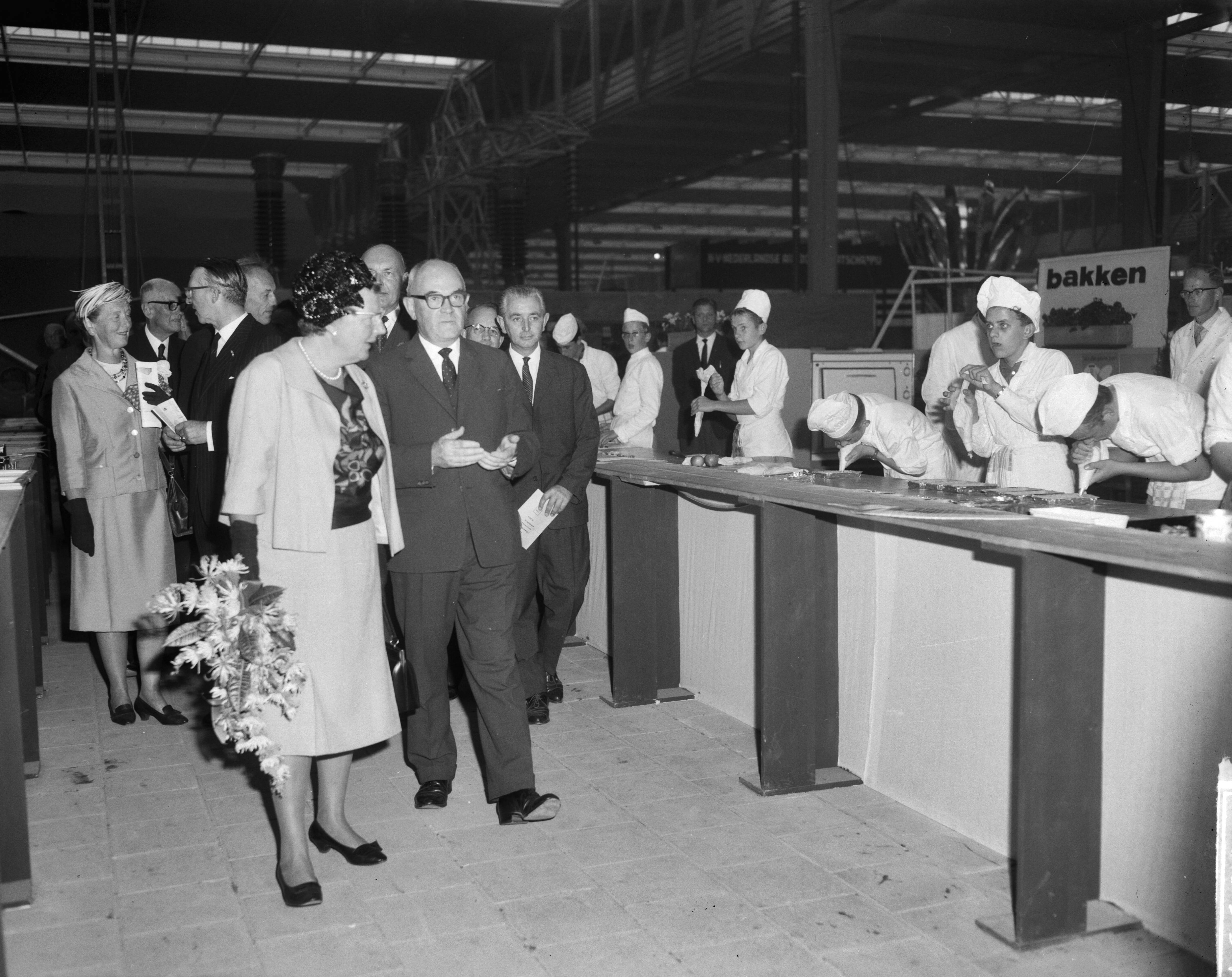 Fotocollectie Anefo — Koningin Juliana bracht een bezoek aan de tentoonstelling "Frisiana" te Leeuwarden. De koningin tijdens de rondgang, met naast haar e voorzitter van de Frisiana ir. G.J.A. Bouma — Foto: Bilsen, Joop van / Anefo. Licentie: Set B: Rechtenvrij / Publiek Domein. Bron: Nationaal Archief. http://hdl.handle.net/10648/aa45eb26-d0b4-102d-bcf8-003048976d84