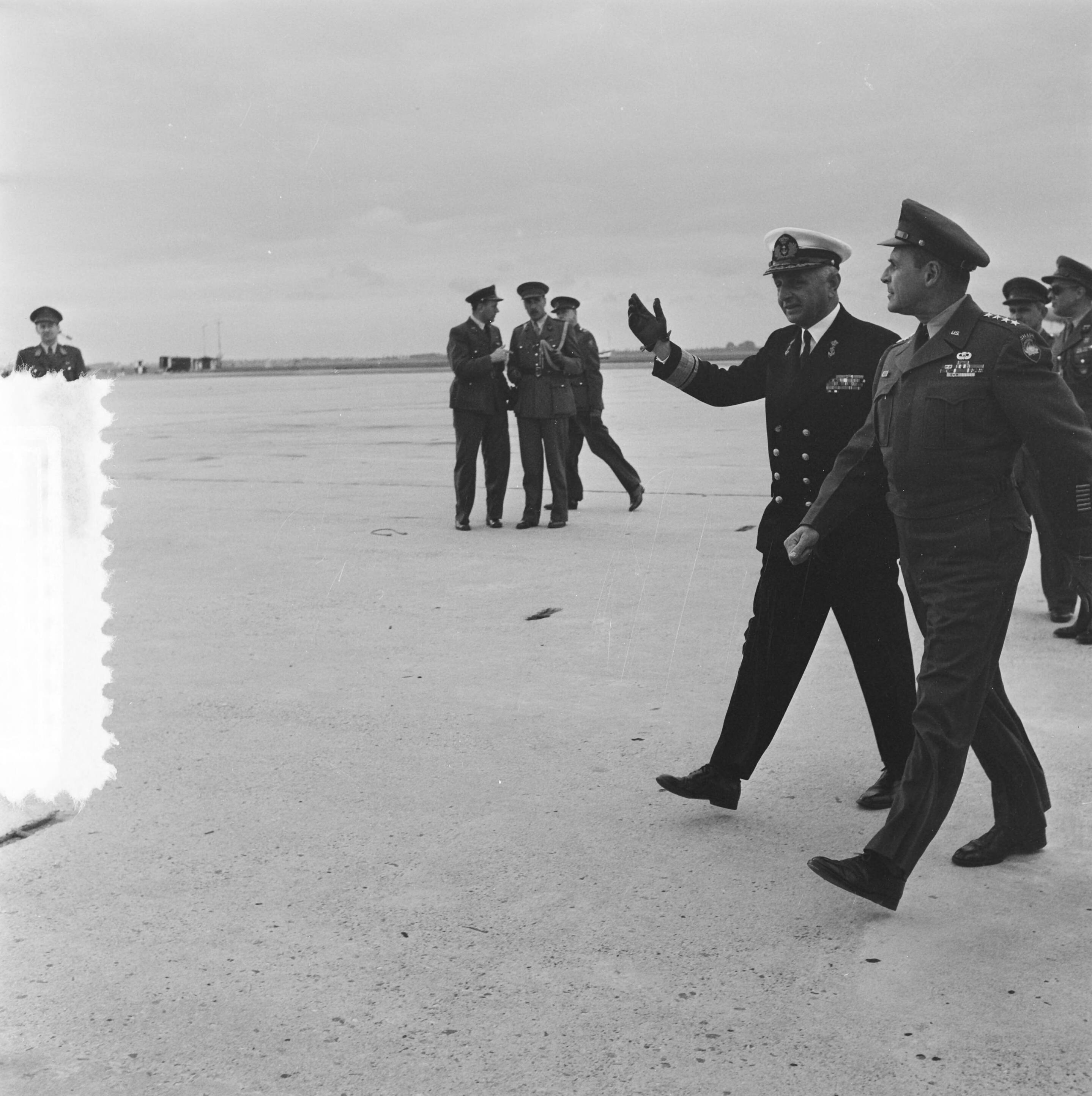Fotocollectie Anefo — Aankomst op Schiphol van generaal Ridgway met echtgenote uit Parijs. Generaal Ridgway (links) en vice-admiraal E.J. van Holthe — Foto: Noske, J.D. / Anefo. Licentie: Set B: Rechtenvrij / Publiek Domein. Bron: Nationaal Archief. http://hdl.handle.net/10648/a9002cae-d0b4-102d-bcf8-003048976d84