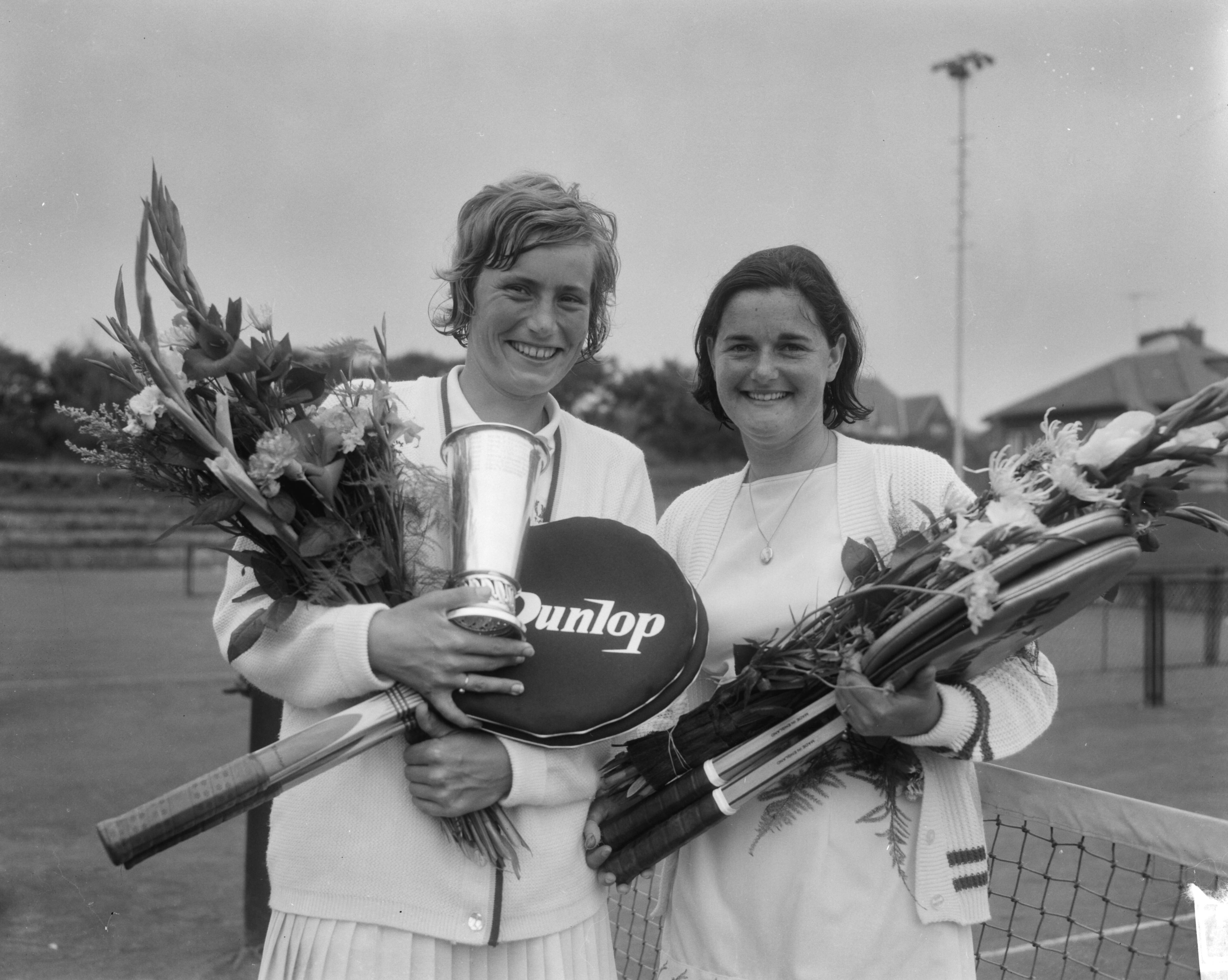 Fotocollectie Anefo — Nederlandse tenniskampioenschappen op de METS-banen te Scheveningen, Trudy Groenman (links) en Els Spruyt, winnaars damesdubbel — Foto: Bilsen, Joop van / Anefo. Licentie: Set B: Rechtenvrij / Publiek Domein. Bron: Nationaal Archief. http://hdl.handle.net/10648/aabb43a8-d0b4-102d-bcf8-003048976d84