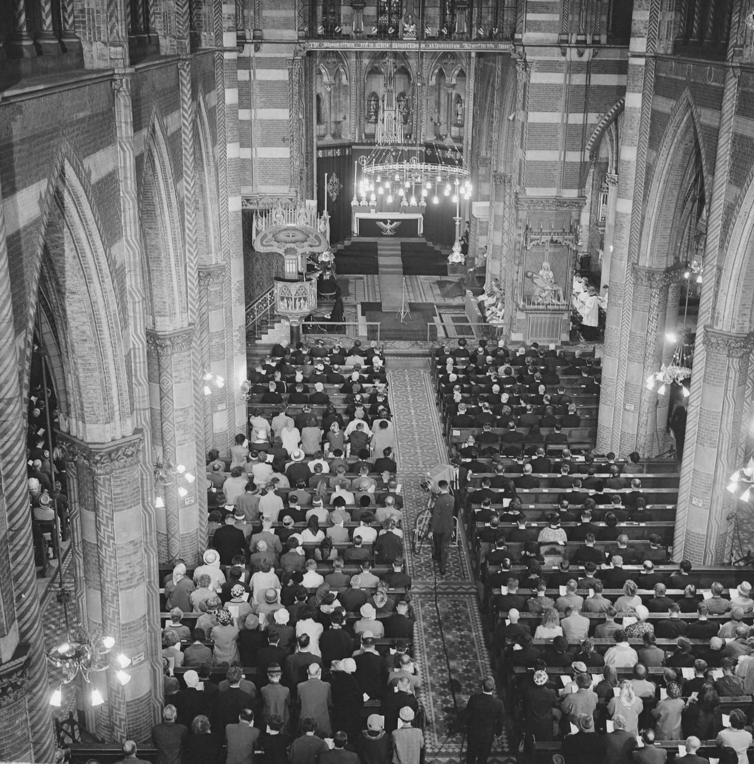 Fotocollectie Anefo — Requiemmis voor overleden paus Johannes XXIII in de St. Jacobskerk in Den Haag. Overzicht van de kerk tijdens de plechtigheid — Foto: Koch, Eric / Anefo. Licentie: Set B: Rechtenvrij / Publiek Domein. Bron: Nationaal Archief. http://hdl.handle.net/10648/aa3a6e04-d0b4-102d-bcf8-003048976d84