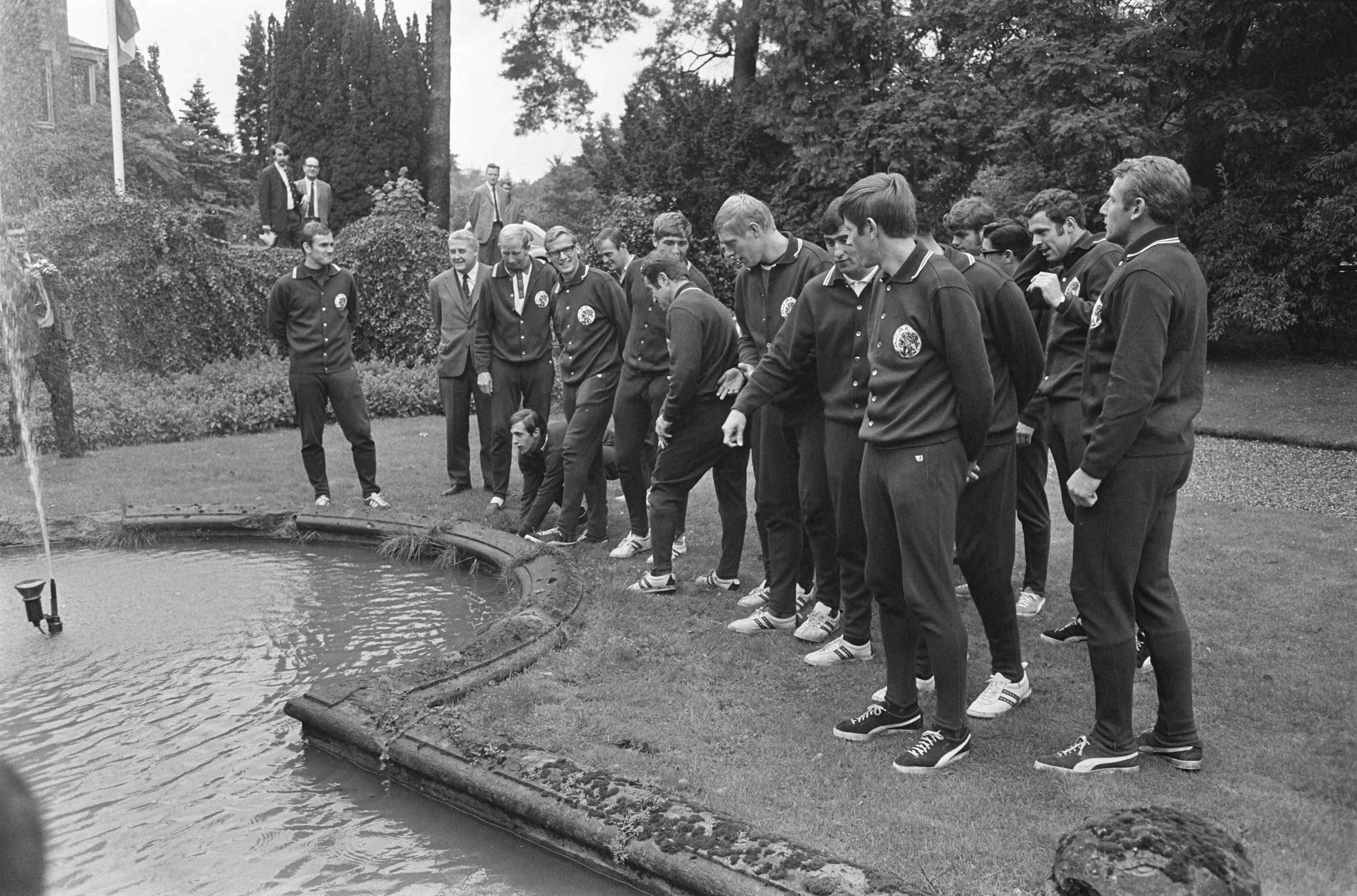Ajax is in trainingskamp in hotel De Hooge Vuursche ter voorbereiding op de wedstrijd tegen FC Nurnberg — Baarn|voetbal |trainingen|Utrecht (prov.)|AJAX — Foto: Fotograaf Onbekend / Anefo. Licentie: Set B: Rechtenvrij / Publiek Domein. Bron: Nationaal Archief. http://hdl.handle.net/10648/ab4f6c36-d0b4-102d-bcf8-003048976d84