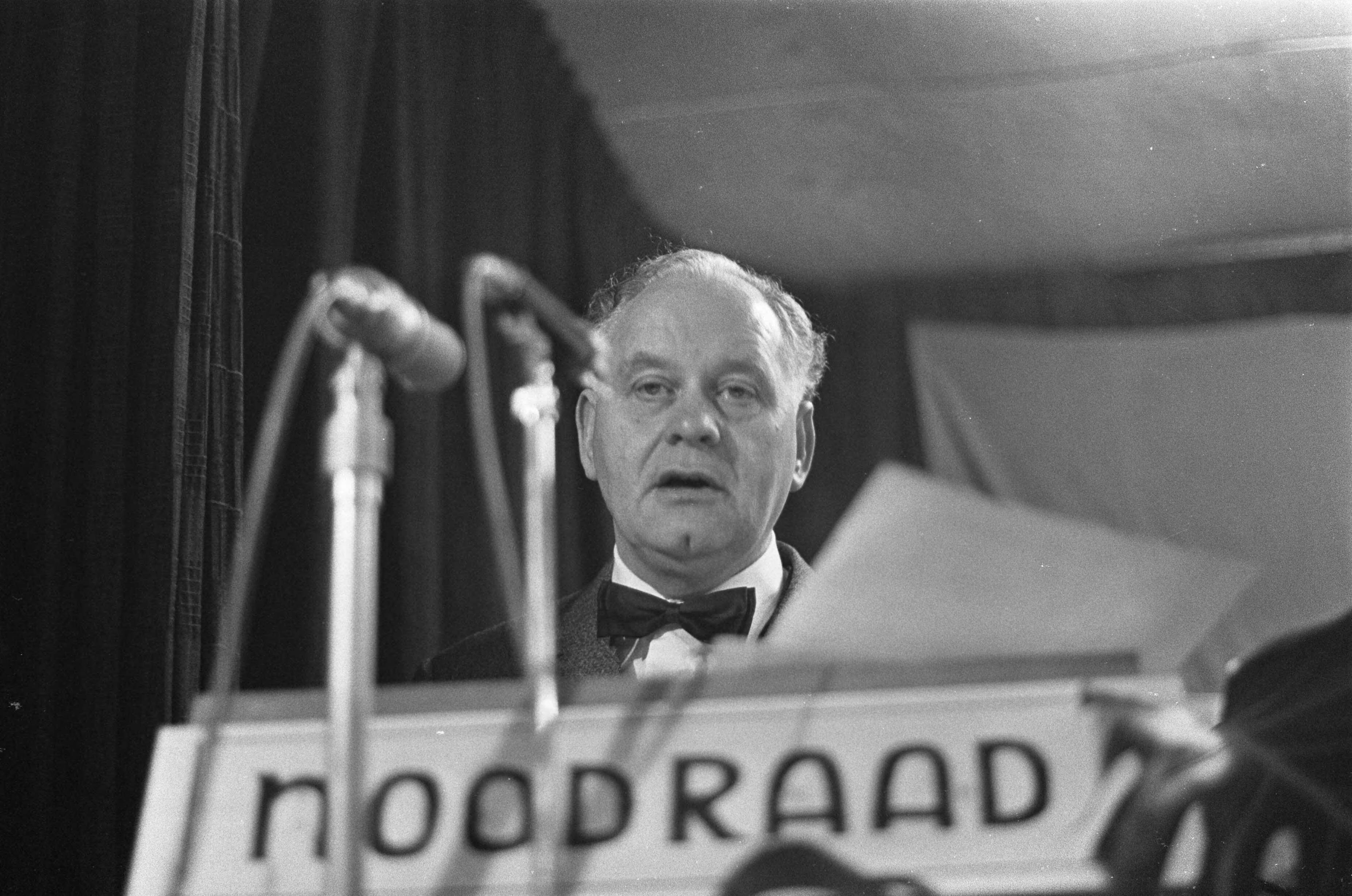 Vergadering van de Noodraad te Hollandsche Rading — Dhr. Fred Schregardus aan het woord — Foto: Fotograaf Onbekend / Anefo. Licentie: Set B: Rechtenvrij / Publiek Domein. Bron: Nationaal Archief. http://hdl.handle.net/10648/ab023dc6-d0b4-102d-bcf8-003048976d84
