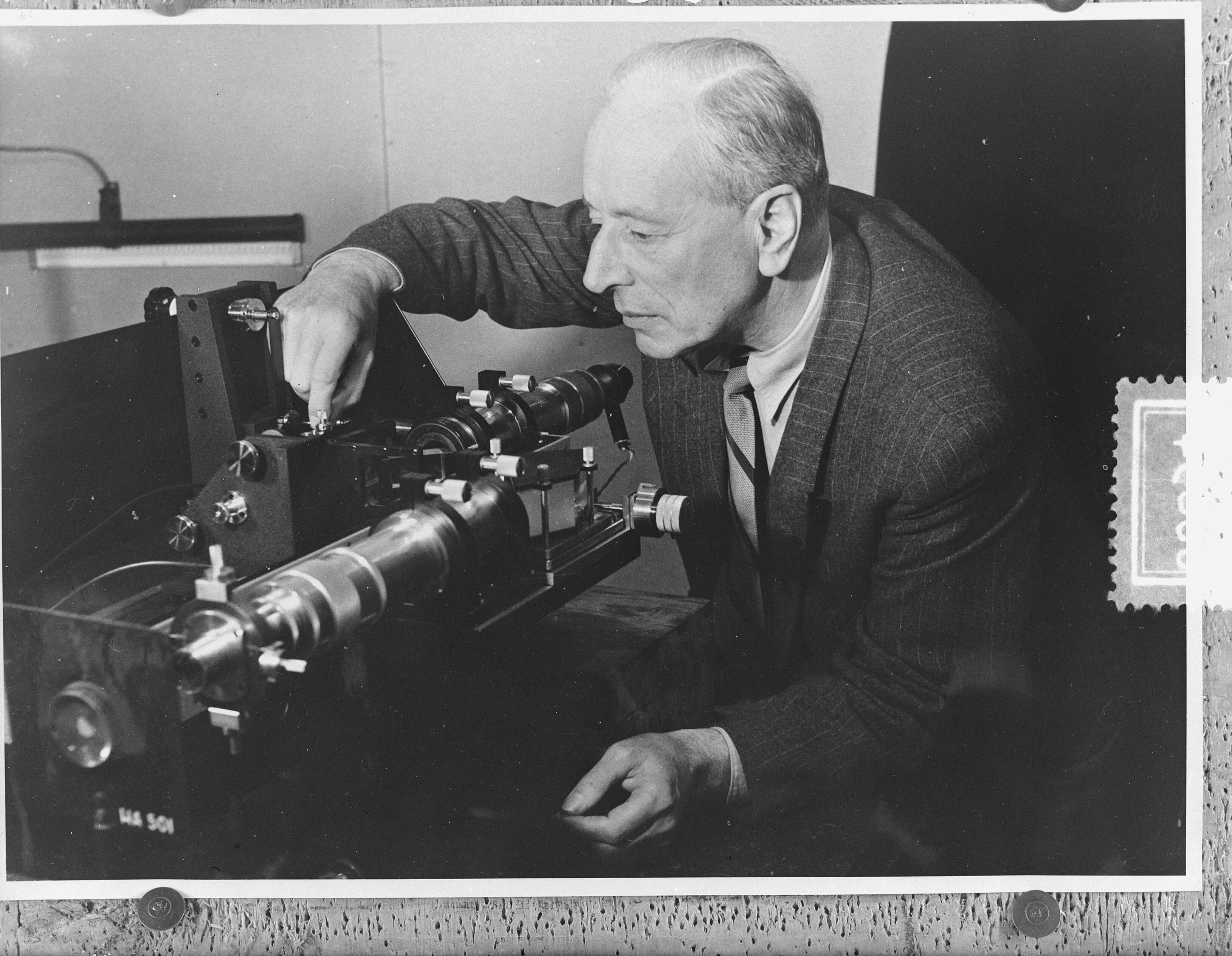 Fotocollectie Anefo — Prof. Zernike, Groningen. Nobelprijswinnaar aan de arbeid — Foto: Doka / Anefo. Licentie: Set B: Rechtenvrij / Publiek Domein. Bron: Nationaal Archief. http://hdl.handle.net/10648/a916a88a-d0b4-102d-bcf8-003048976d84