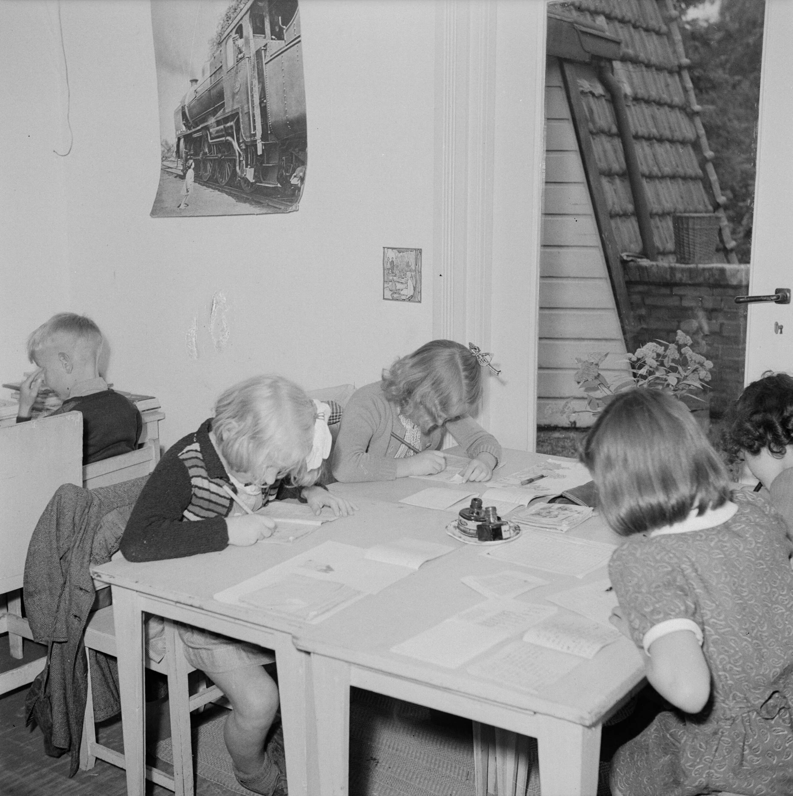 Prinses Beatrix en prinses Irene op de Werkplaats Kindergemeenschap van Kees Boeke te Bilthoven — Prinses Irene en klasgenoten aan het schrijven — Foto: Poll, Willem van de. Licentie: Set B: Rechtenvrij / Publiek Domein. Bron: Nationaal Archief. http://hdl.handle.net/10648/aee822f2-d0b4-102d-bcf8-003048976d84