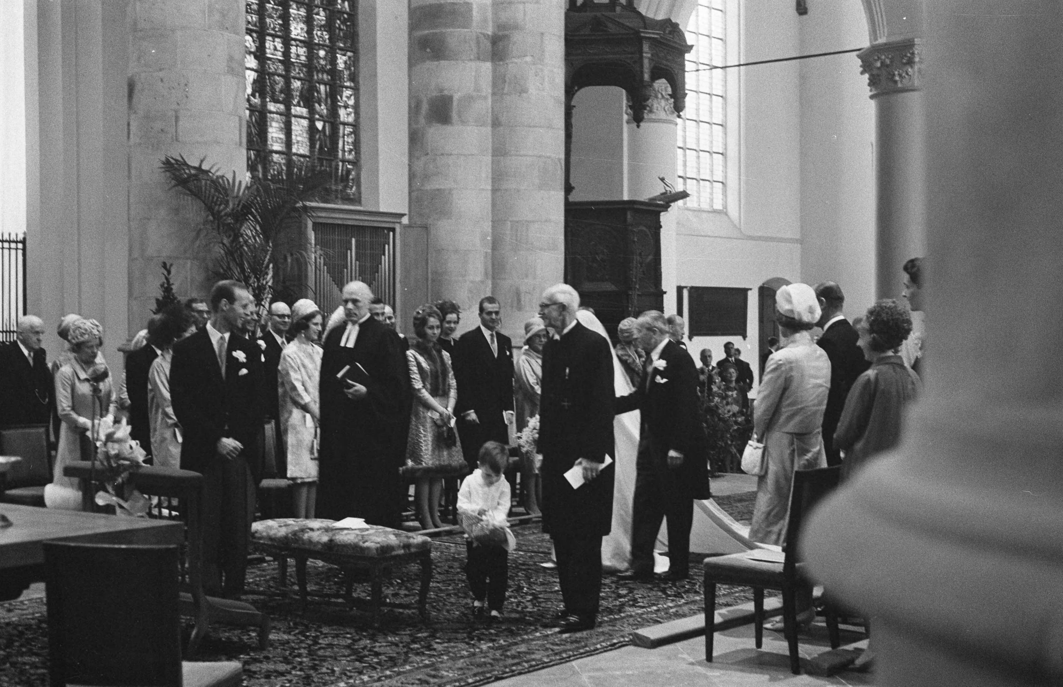 Huwelijk prins Karl von Hessen en gravin Yvonne Szapary in Den Haag — Het bruidspaar in de kerk — Foto: Fotograaf Onbekend / Anefo. Licentie: Set B: Rechtenvrij / Publiek Domein. Bron: Nationaal Archief. http://hdl.handle.net/10648/aae5f51c-d0b4-102d-bcf8-003048976d84