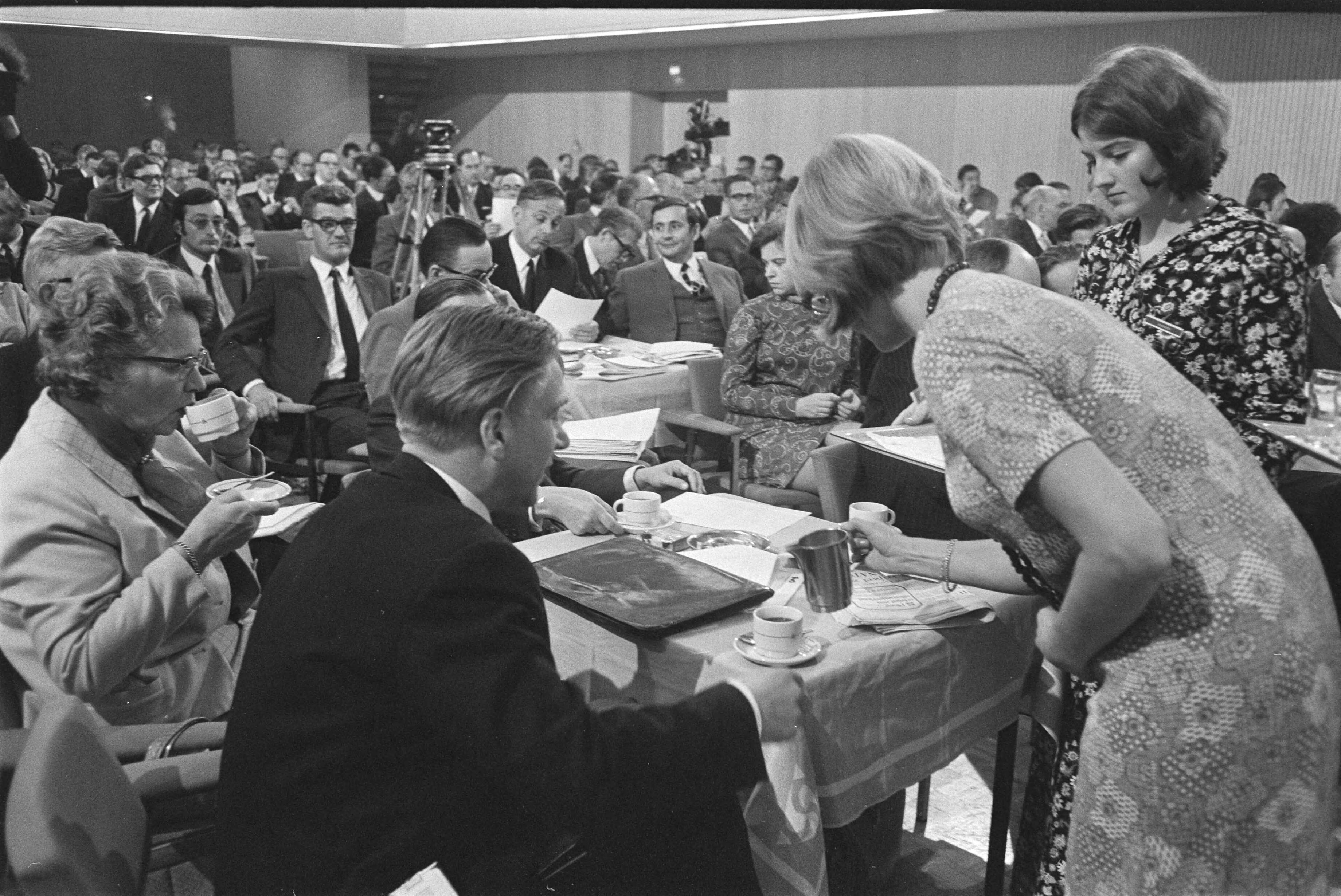 Fotocollectie Anefo — KVP-Partijraad in Den Haag ; nr. 5, 6: Luns en Veerman — Foto: Koch, Eric / Anefo. Licentie: Set B: Rechtenvrij / Publiek Domein. Bron: Nationaal Archief. http://hdl.handle.net/10648/aba9350e-d0b4-102d-bcf8-003048976d84