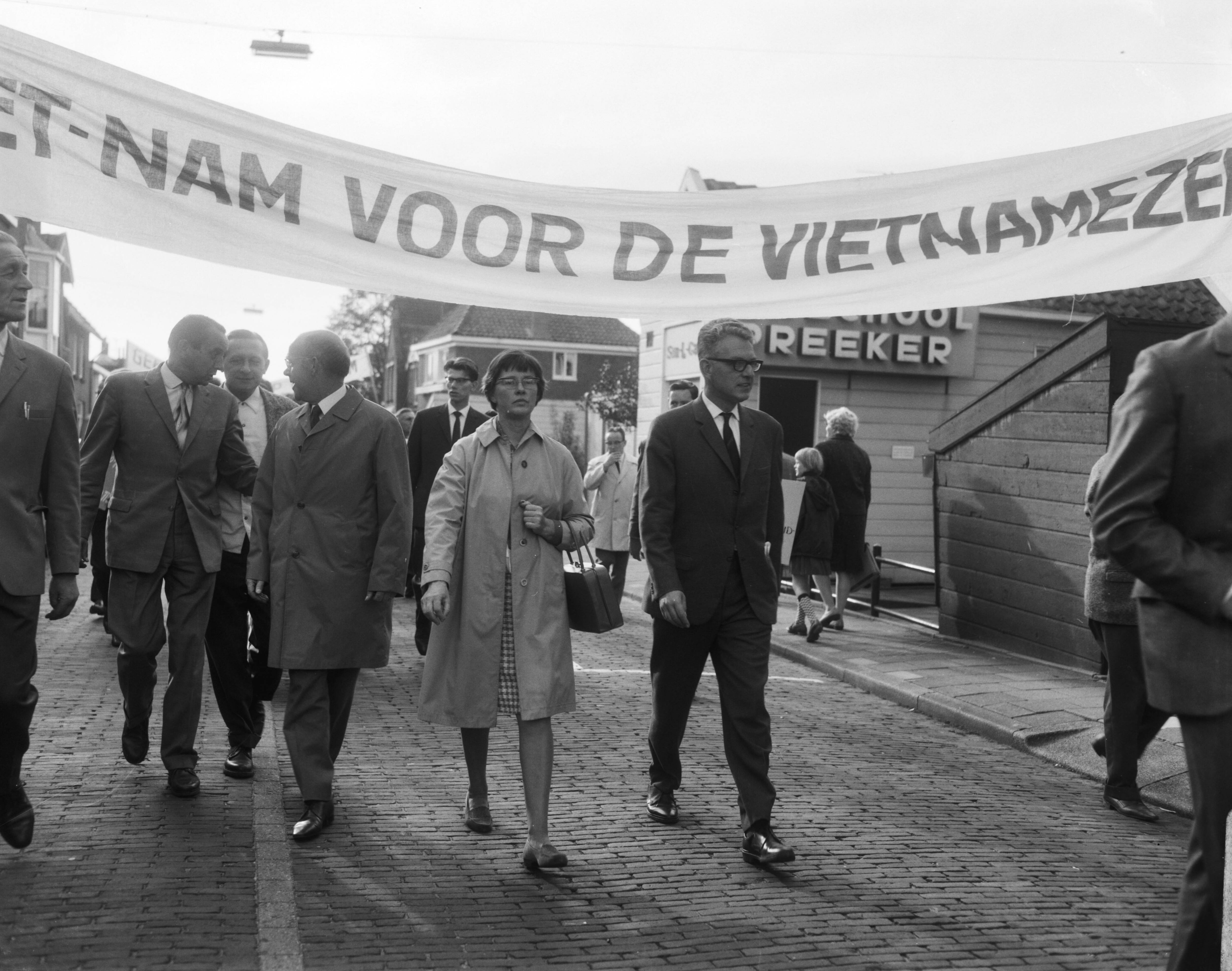 Fotocollectie Anefo — Vietnamdemonstratie in Zaandam — Foto: Bilsen, Joop van / Anefo. Licentie: Set B: Rechtenvrij / Publiek Domein. Bron: Nationaal Archief. http://hdl.handle.net/10648/ab016aae-d0b4-102d-bcf8-003048976d84