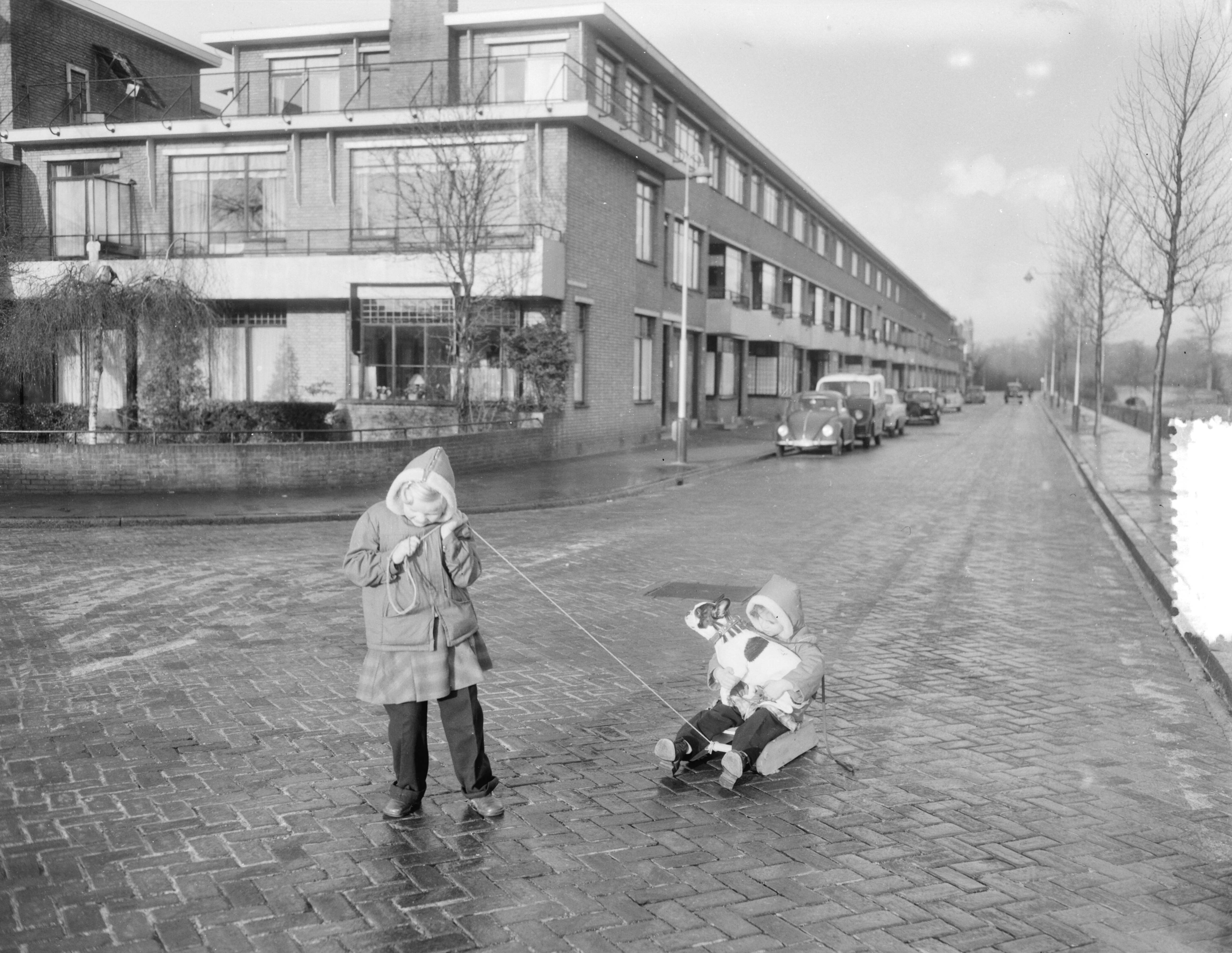 Fotocollectie Anefo — Gladde straten Den Haag, kinderen sleeën op de Carel Reinierskade — Foto: Duinen, G.W. van / Anefo. Licentie: Set B: Rechtenvrij / Publiek Domein. Bron: Nationaal Archief. http://hdl.handle.net/10648/a91a6cd6-d0b4-102d-bcf8-003048976d84