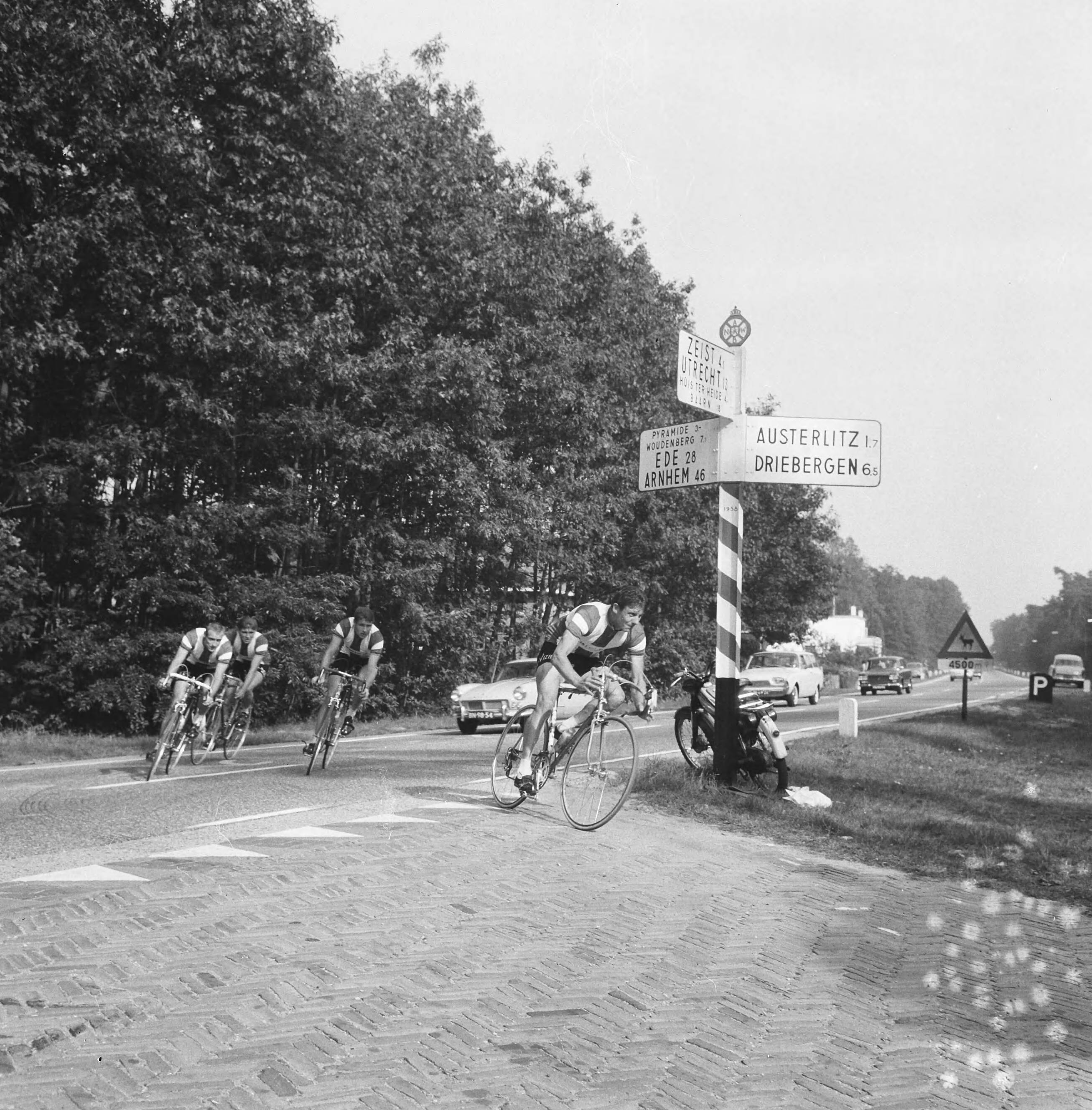 Fotocollectie Anefo — Wielrennen. Clubkampioenschap van Nederland 1965 te Wijk bij Duurstede — Foto: Nijs, Jac. de / Anefo. Licentie: Set B: Rechtenvrij / Publiek Domein. Bron: Nationaal Archief. http://hdl.handle.net/10648/aac1a8ce-d0b4-102d-bcf8-003048976d84