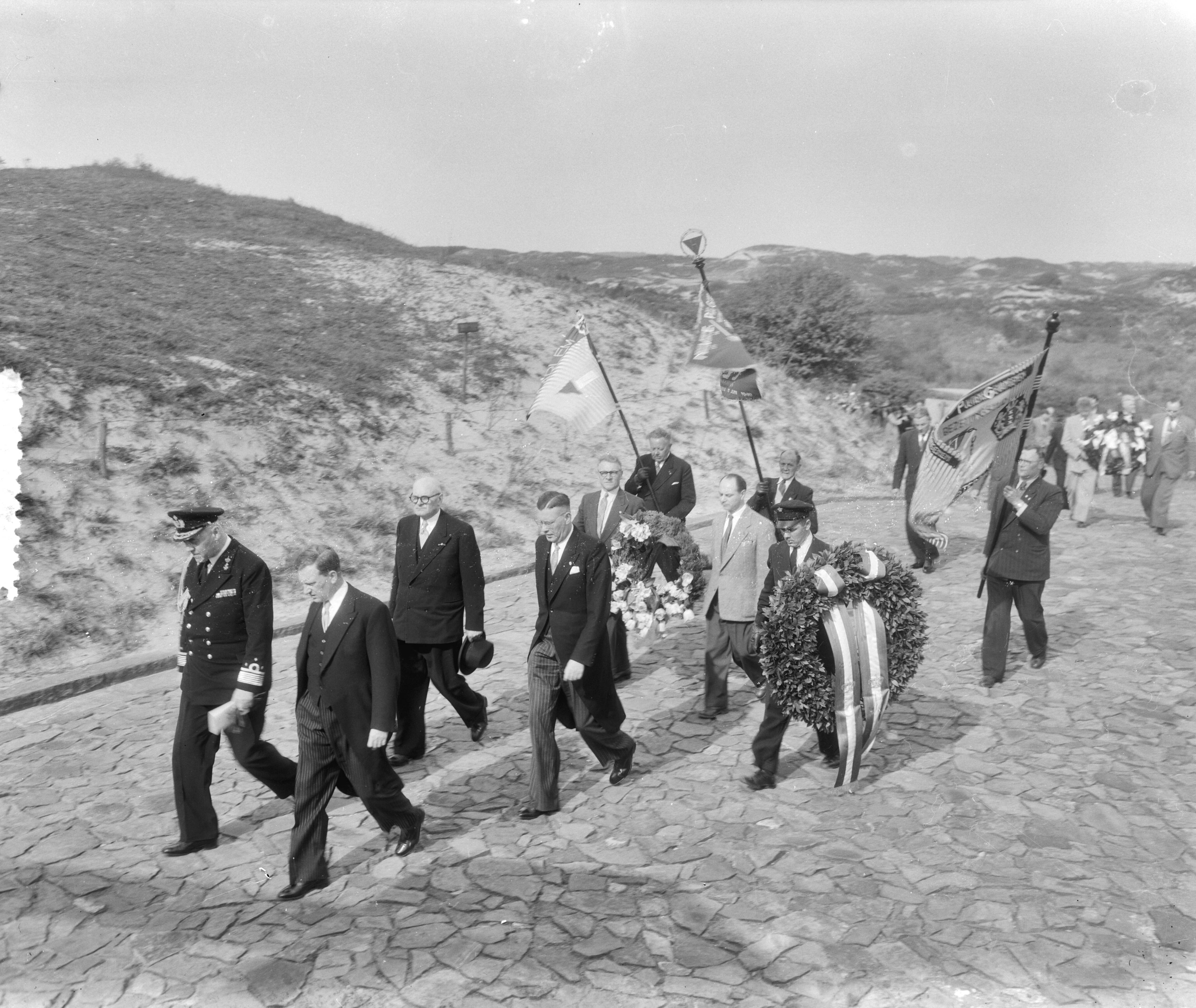 Herdenking op erebegraafplaats Overveen in aanwezigheid van minister J.G. Suurhoff — Foto: Duinen, G.W. van / Anefo. — Licentie: Set B: Rechtenvrij / Publiek Domein. Bron: Nationaal Archief. http://hdl.handle.net/10648/a921af64-d0b4-102d-bcf8-003048976d84