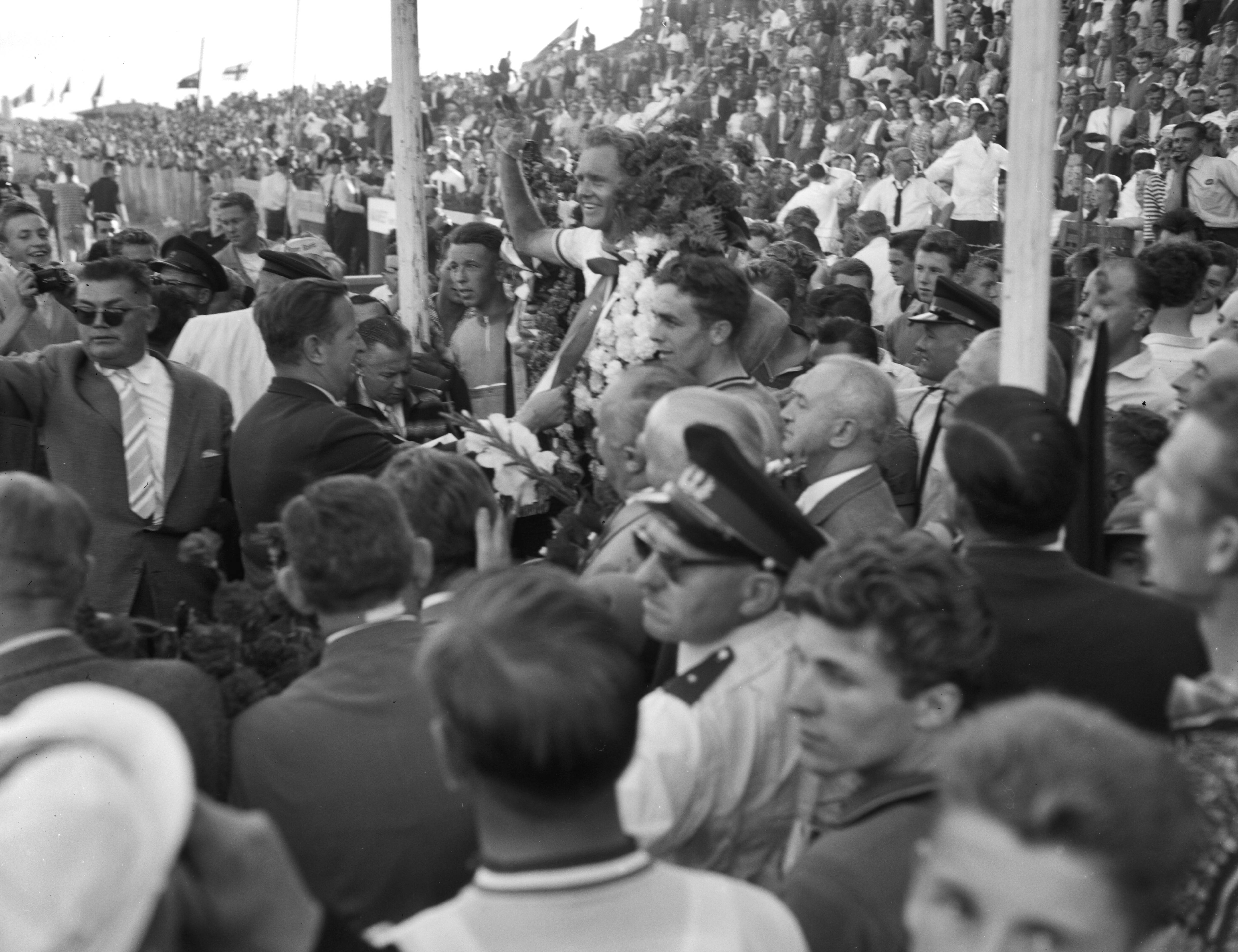 Fotocollectie Anefo — Wereldkampioenschappen wielrennen amateurs op de weg te Zandvoort, huldiging van de wereldkampioen Gustav-Adolf Schur (DDR) — Foto: Rossem, Wim van / Anefo. Licentie: Set B: Rechtenvrij / Publiek Domein. Bron: Nationaal Archief. http://hdl.handle.net/10648/a99b2d6c-d0b4-102d-bcf8-003048976d84