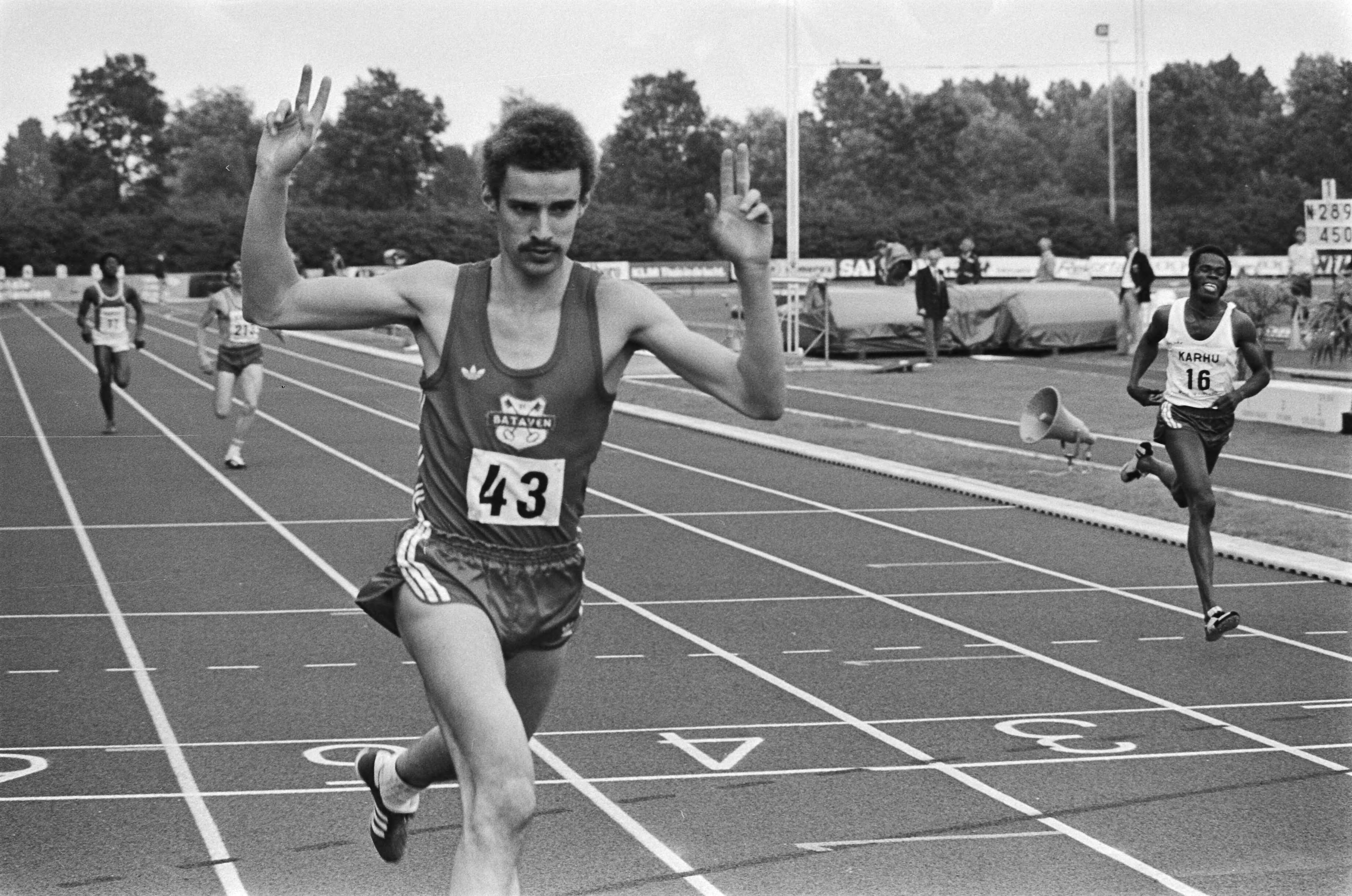 Fotocollectie Anefo — Nationale atletiekkampioenschappen Groningen; Koen Gijsbers als eerste op 400 meter — Foto: Verhoeff, Bert / Anefo. Licentie: Set B: Rechtenvrij / Publiek Domein. Bron: Nationaal Archief. http://hdl.handle.net/10648/acb99c36-d0b4-102d-bcf8-003048976d84