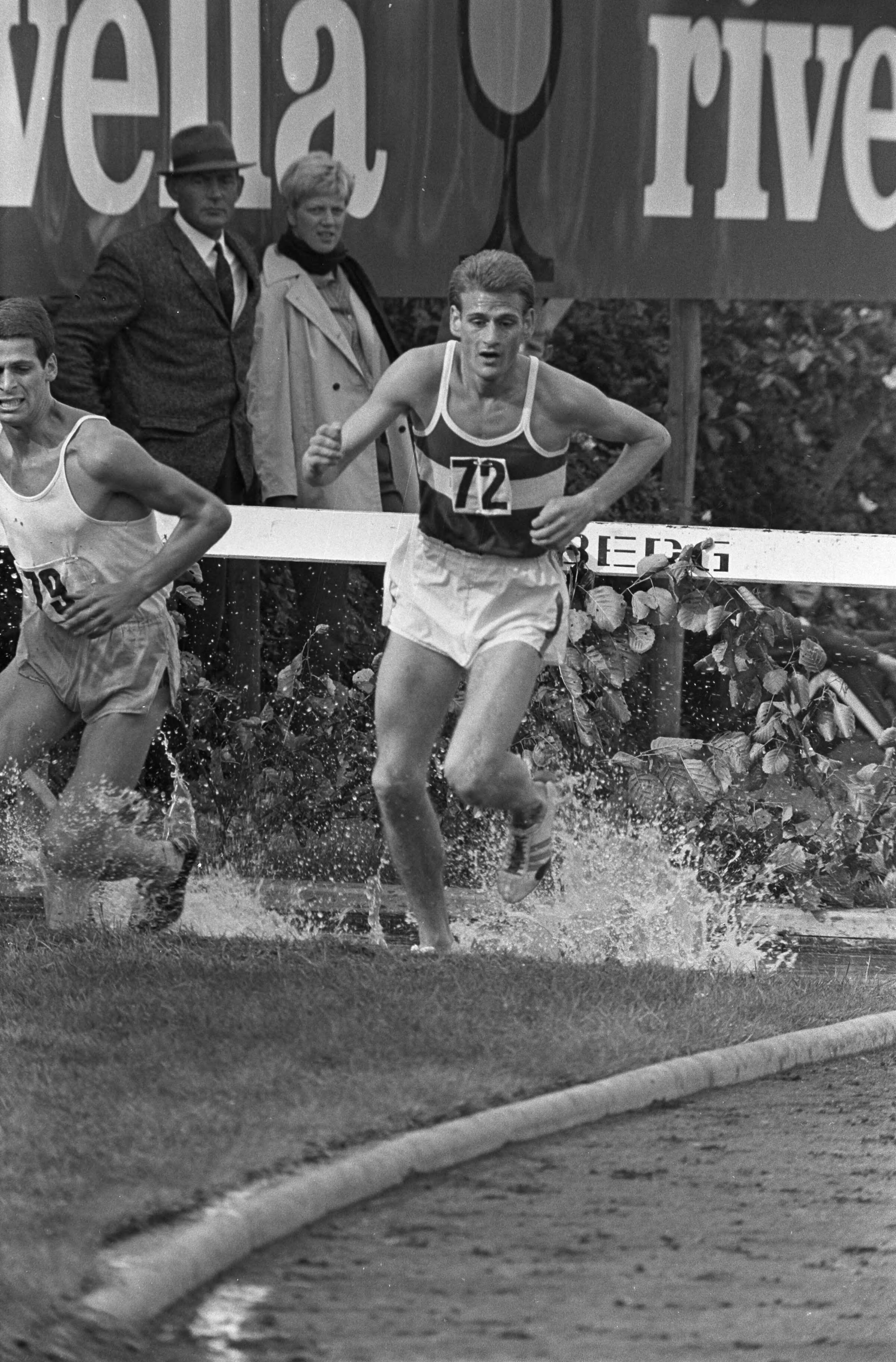 Nederlandse kampioenschappen atletiek 1968 — Nederlands kampioen 3000 meter steeplechase,Willy Willems, na zijn sprong in de waterbak — Foto: Fotograaf Onbekend / Anefo. Licentie: Set B: Rechtenvrij / Publiek Domein. Bron: Nationaal Archief. http://hdl.handle.net/10648/ab4c0488-d0b4-102d-bcf8-003048976d84