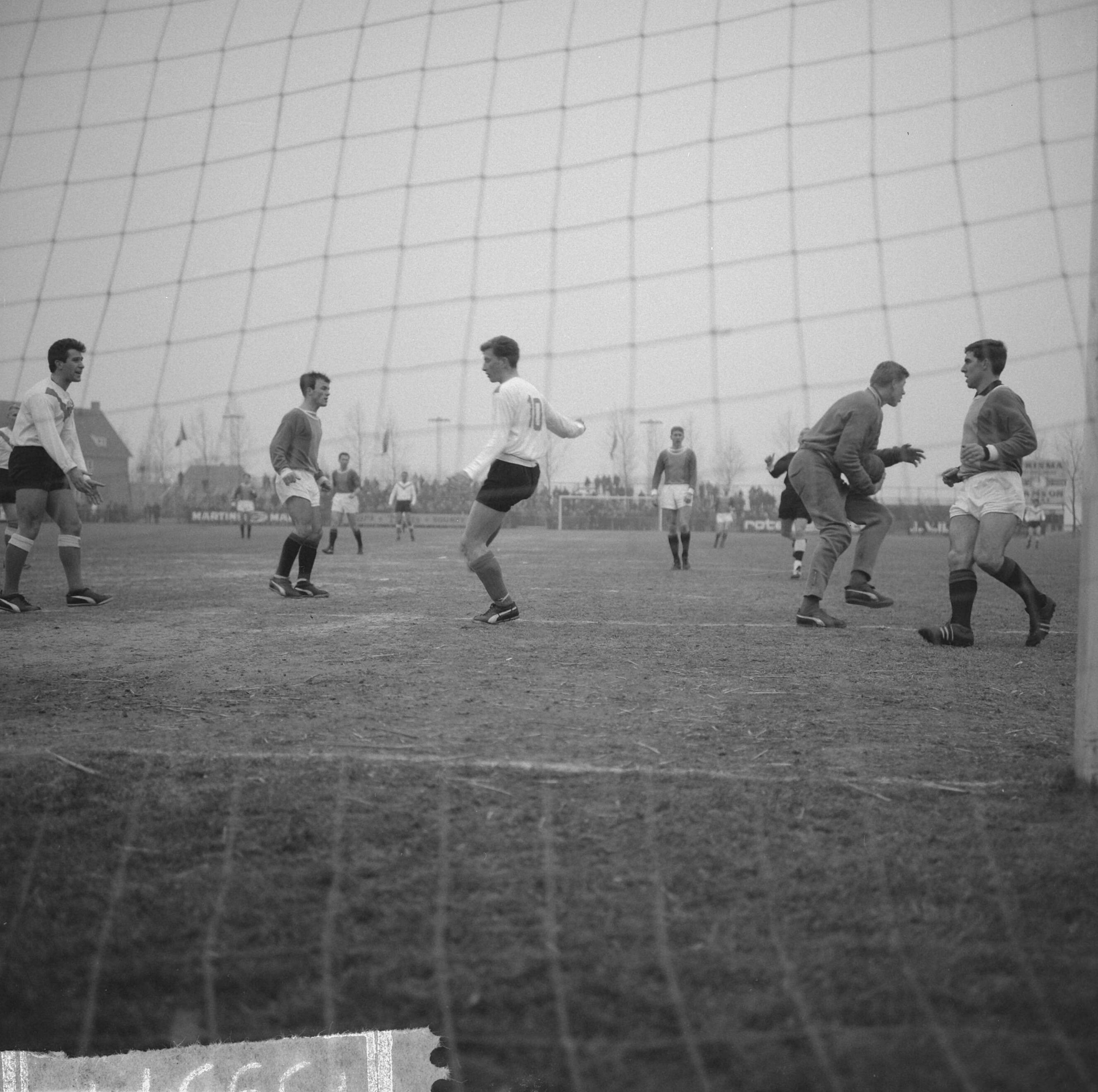 Fotocollectie Anefo — Voetbal. Volendam tegen ADO 2-2. Spelmoment voor het ADO-doel, met keeper Van Vianen. Rechts Freek van der Lee (ADO), links Theo Verlangen (ADO)? In het midden Dick Bond (Volendam). Geheel links een vragende Johan Pelk (Volendam) — Foto: Broers, F.N. / Anefo. Licentie: Set B: Rechtenvrij / Publiek Domein. Bron: Nationaal Archief. http://hdl.handle.net/10648/aa559ec2-d0b4-102d-bcf8-003048976d84