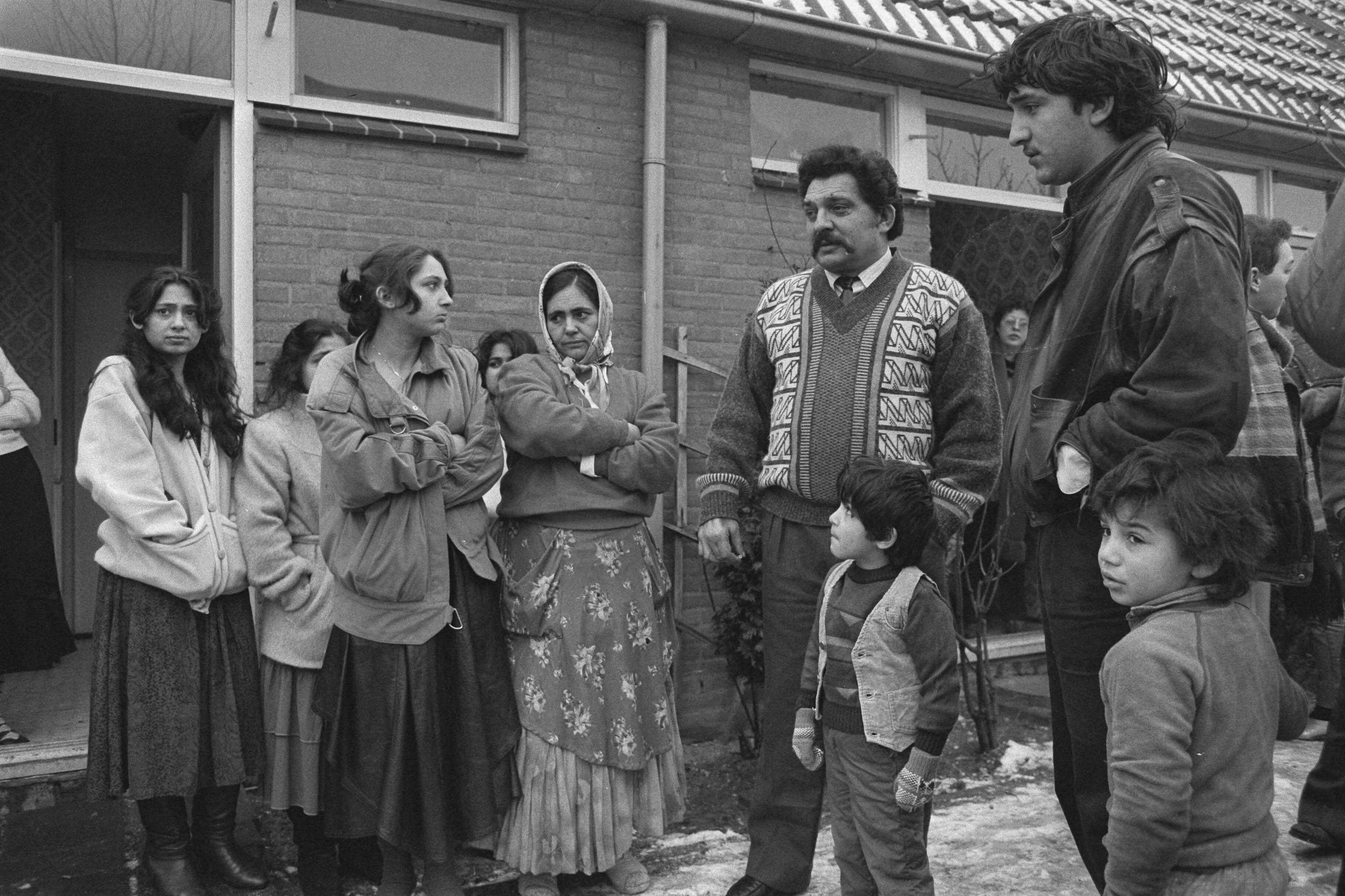 Fotocollectie Anefo — Zigeunerfamilie Milan Duric uit huis in Nieuwegein gezet deel faimile Milan Duric voor hun huis — Foto: Gerrits, Roland / Anefo. Licentie: Set B: Rechtenvrij / Publiek Domein. Bron: Nationaal Archief. http://hdl.handle.net/10648/ad5bc98e-d0b4-102d-bcf8-003048976d84