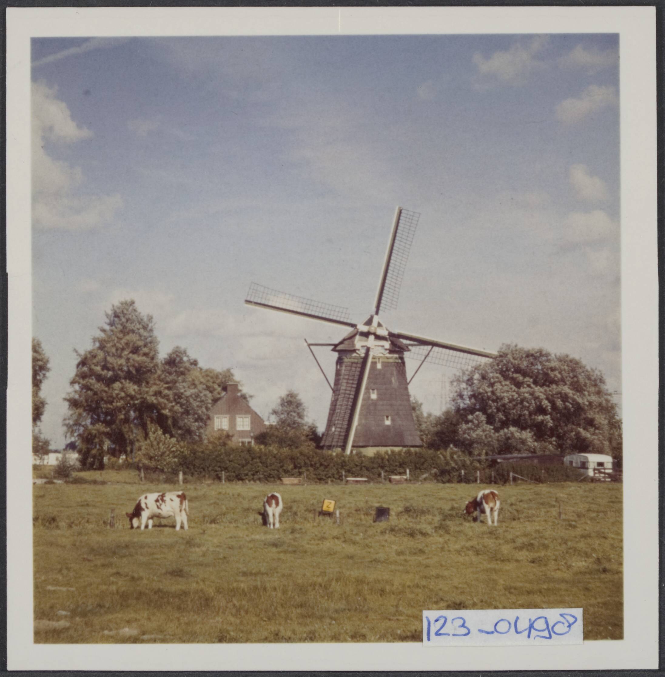 Fotocollectie Rijksvoorlichtingsdienst Eigen — Veenmolen aan de Schenkkade te Den Haag — Foto: Rousel (repro) / RVD. Licentie: Set B: Rechtenvrij / Publiek Domein. Bron: Nationaal Archief. http://hdl.handle.net/10648/af2e19f6-d0b4-102d-bcf8-003048976d84