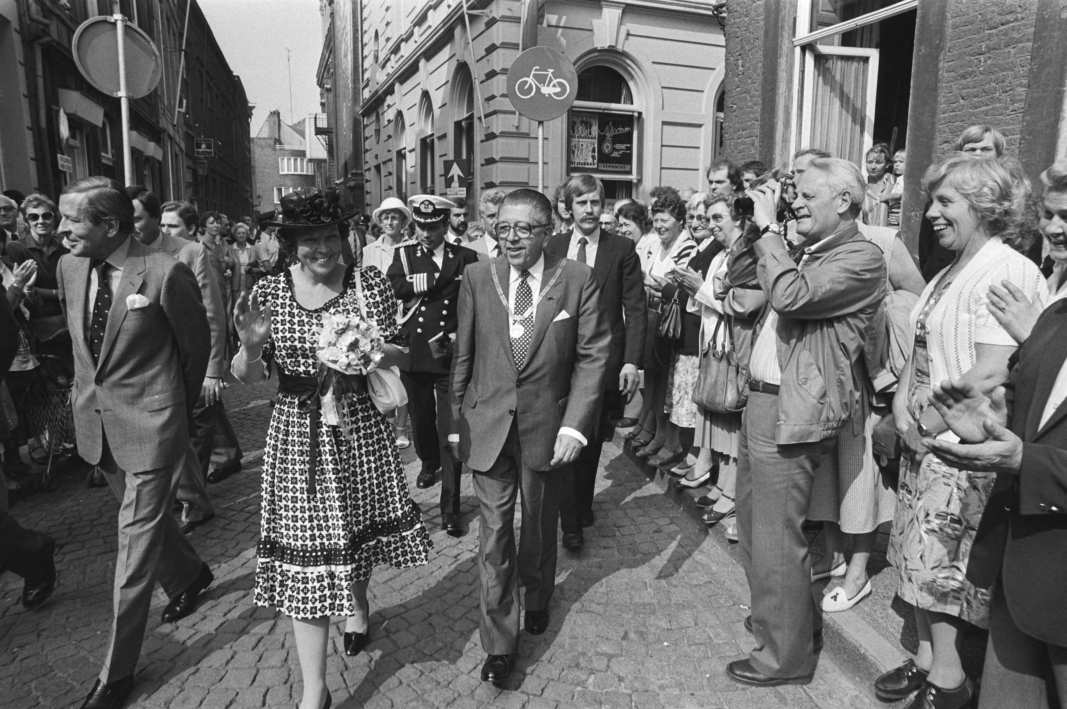 Koningin Beatrix en prins Claus bezoeken Zuid-Limburg — Koningin Beatrix tijdens een wandeling door Maastricht begeleid door burgemeester Fons Baeten — Foto: Croes, Rob C. / Anefo. Licentie: Set B: Rechtenvrij / Publiek Domein. Bron: Nationaal Archief. http://hdl.handle.net/10648/ad023b26-d0b4-102d-bcf8-003048976d84