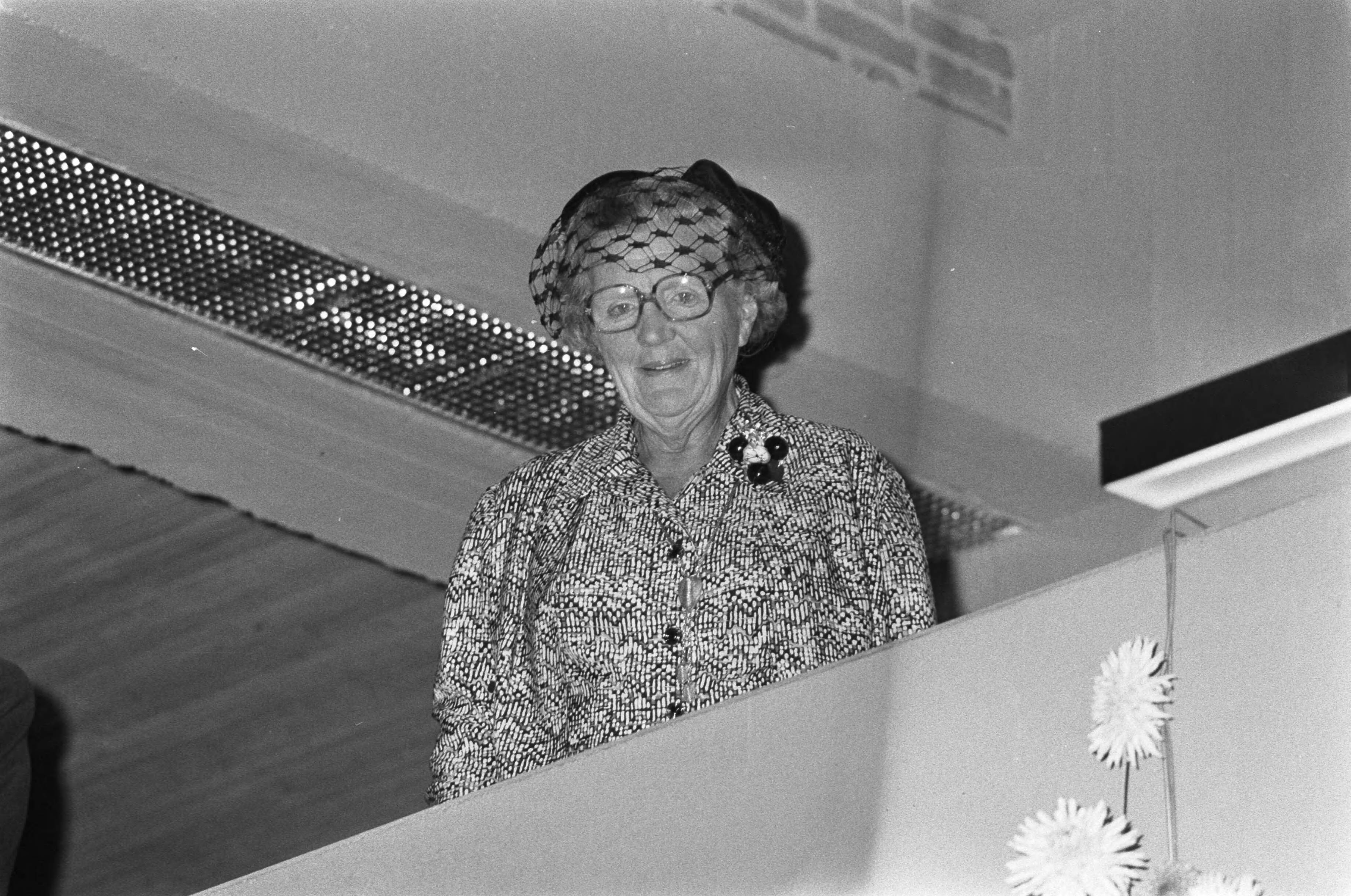 Fotocollectie Anefo — Koningin Juliana bezoekt Haren (Groningen) met bommelding; Koningin op een podium — Foto: Mieremet, Rob / Anefo. Licentie: Set B: Rechtenvrij / Publiek Domein. Bron: Nationaal Archief. http://hdl.handle.net/10648/ac71aed0-d0b4-102d-bcf8-003048976d84